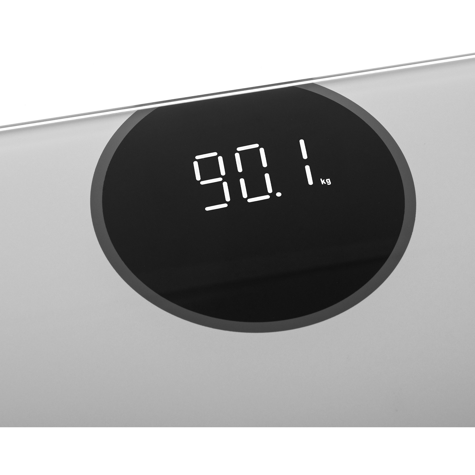 Waga cyfrowa pokazująca 90,1 kg. Białe tło.