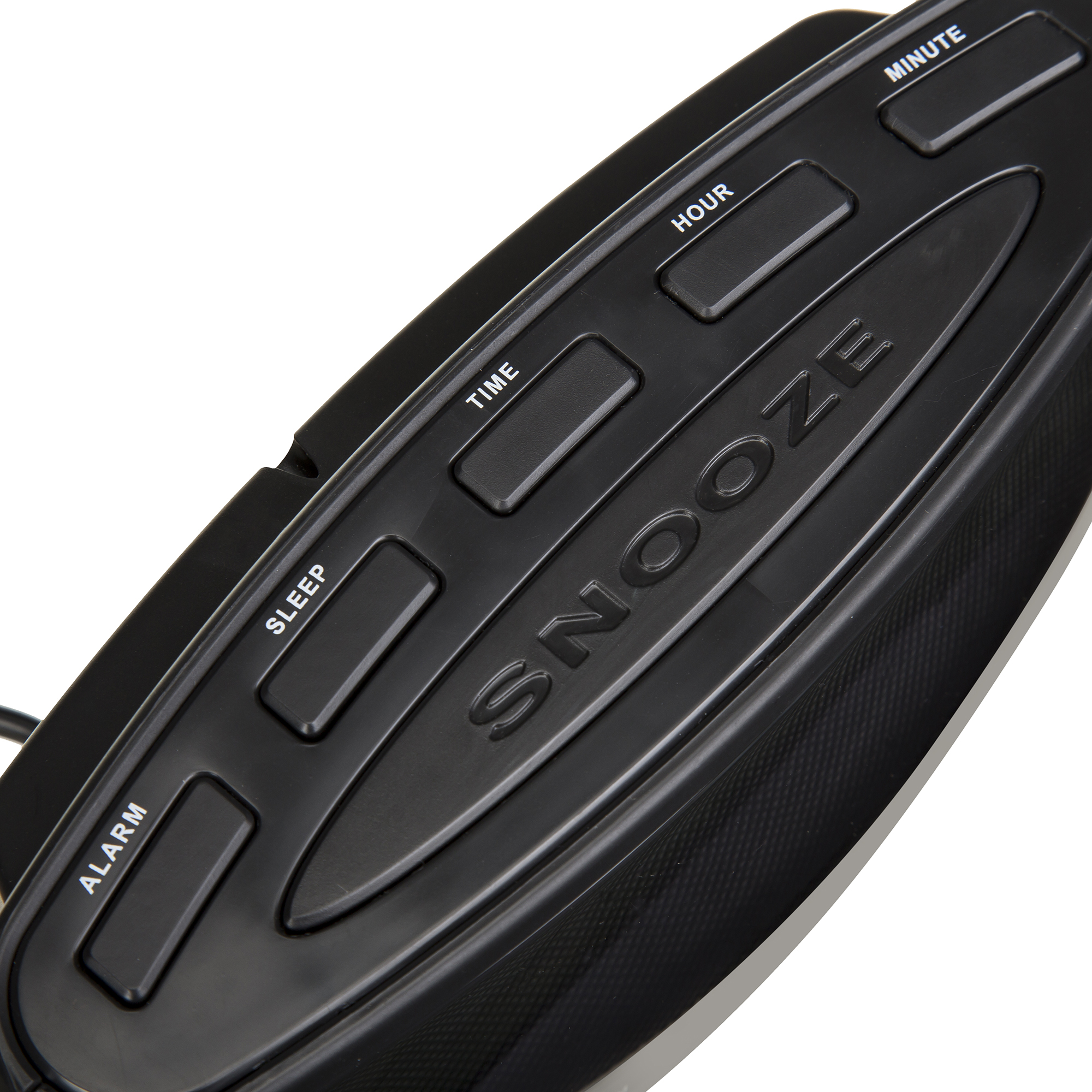 Despertador negro, con botones de repetición y hora, primer plano, fondo blanco.