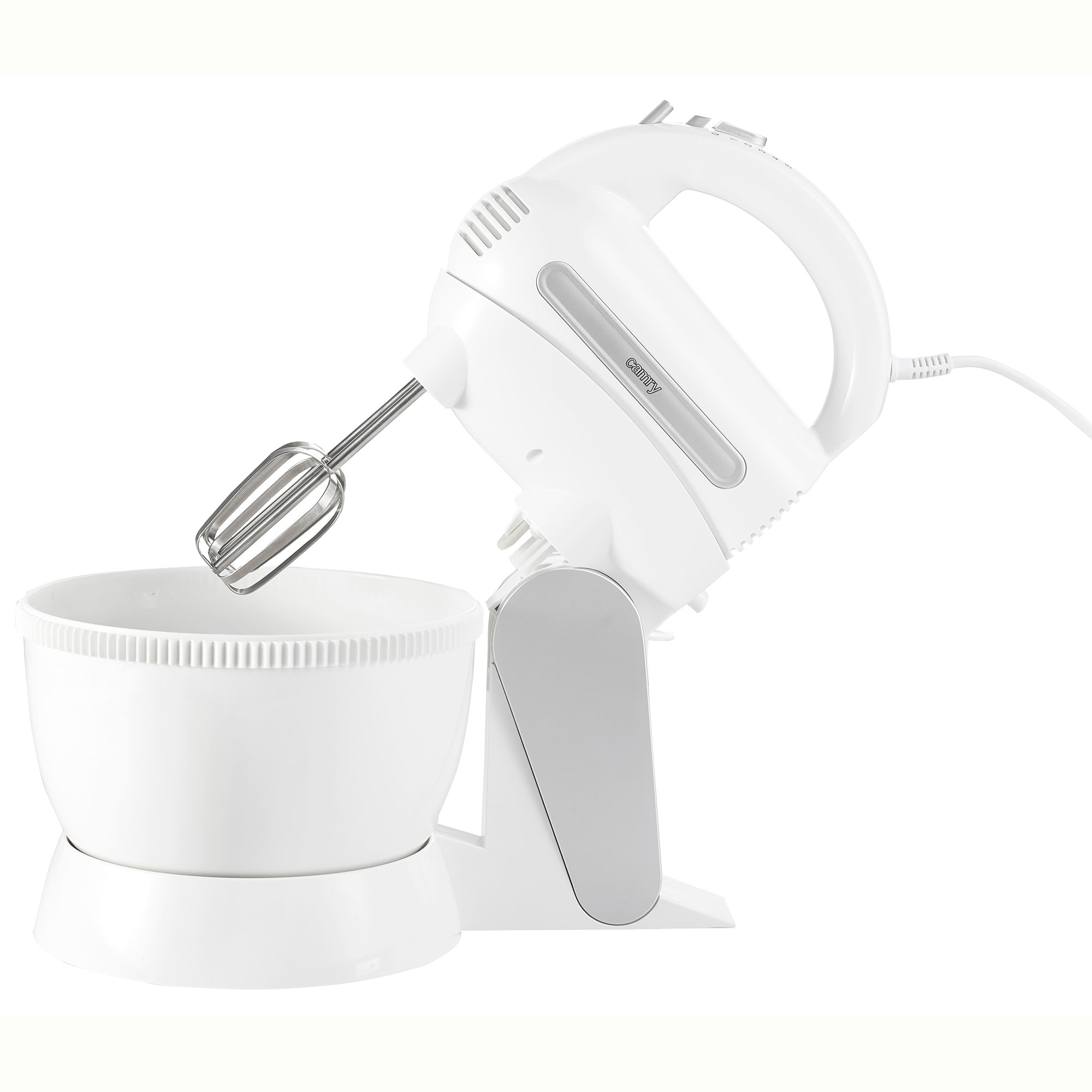Biały mikser ręczny z miską i stojakiem na białej powierzchni. Widok z bliska.