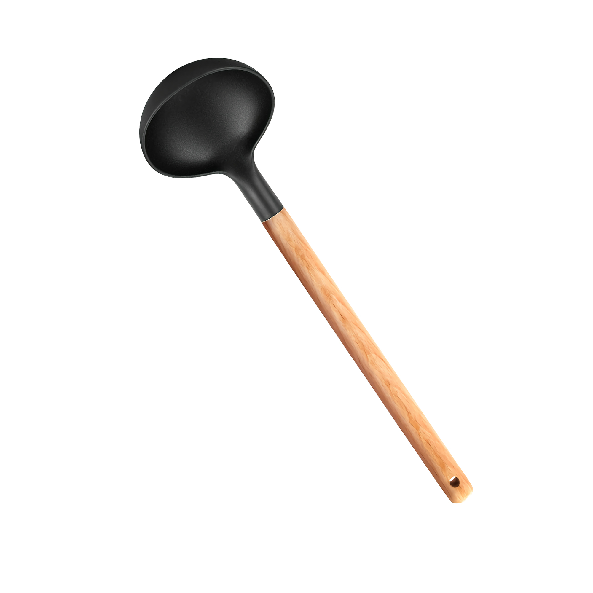 Cucharón negro con mango de madera. El cucharón está sobre un fondo blanco.