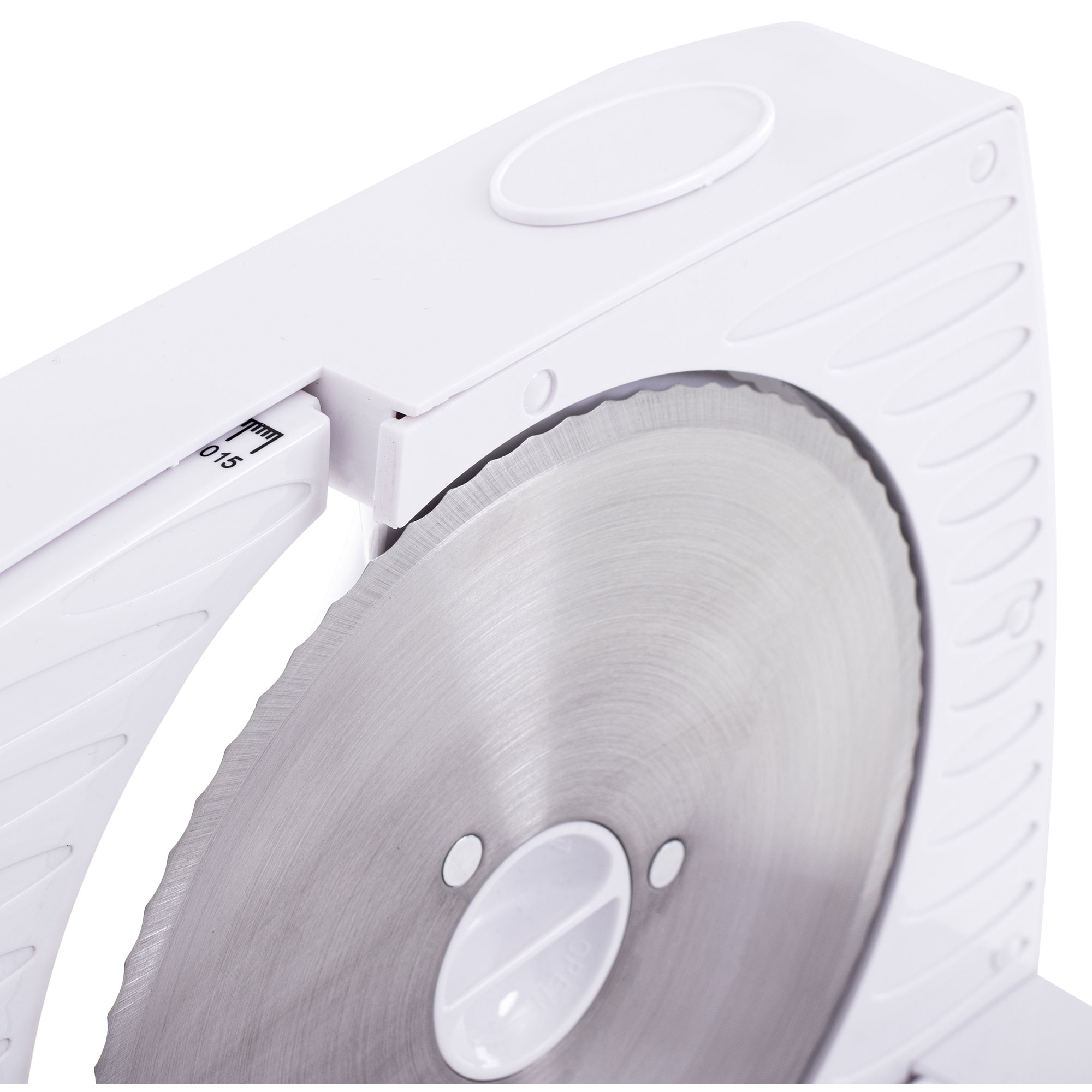 Zbliżenie białej elektrycznej krajalnicy. Widoczne okrągłe ostrze.