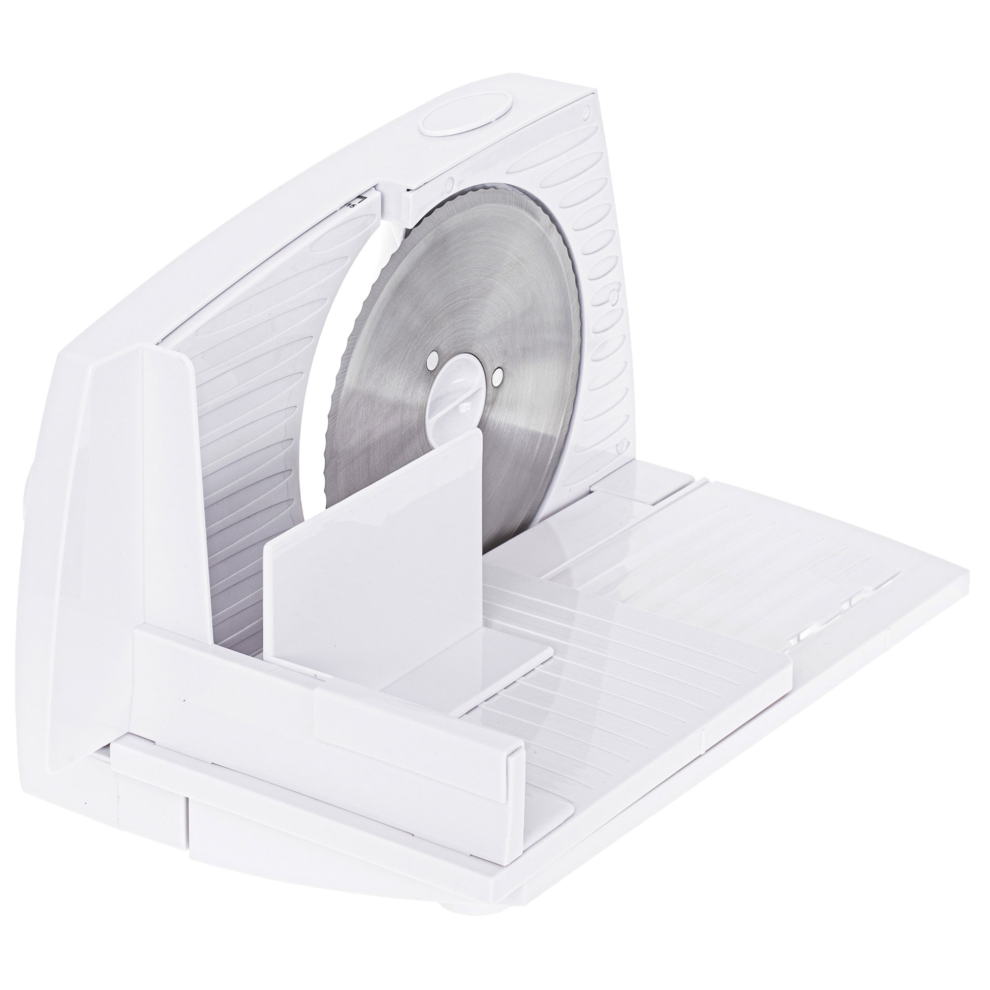 Biała krajalnica do mięsa z okrągłym ostrzem i białą tacą. Maszyna stoi na białym tle.