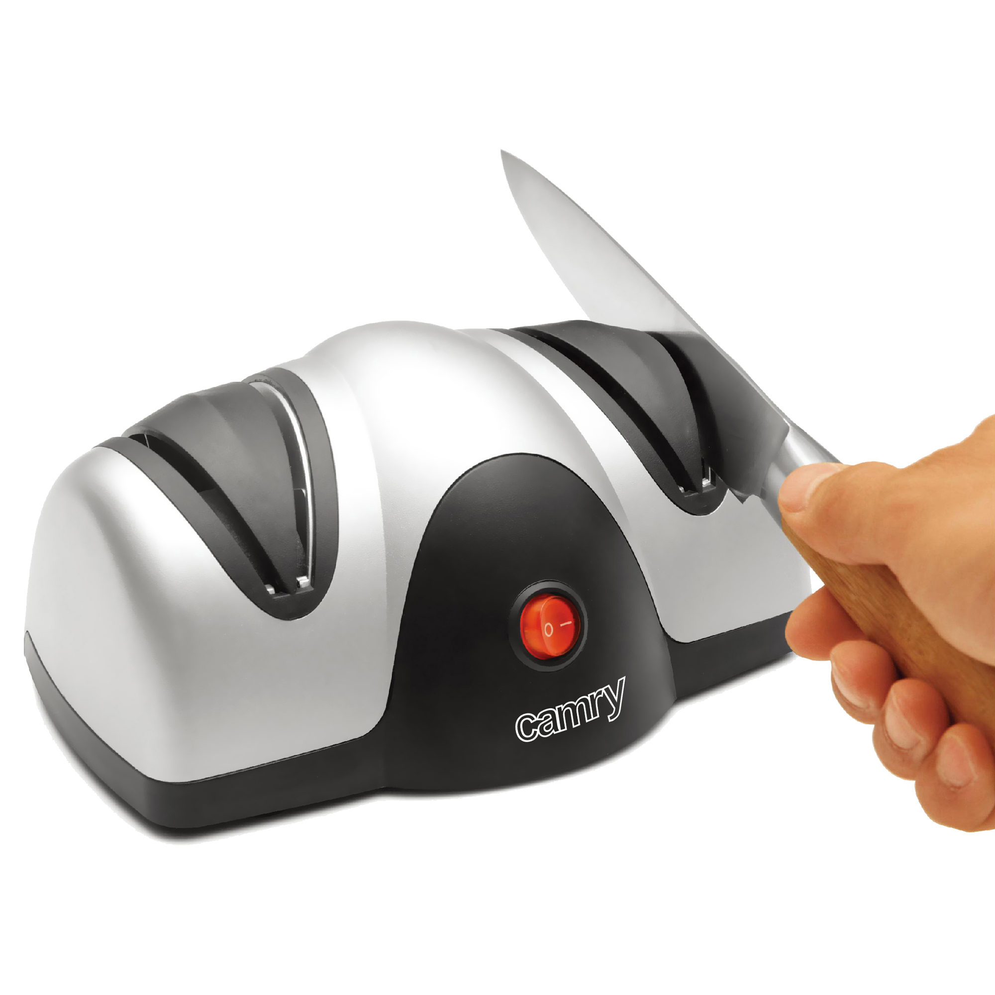Eine Hand, die ein Messer mit einem elektrischen Schärfer schärft. Der Schärfer ist silber und schwarz.