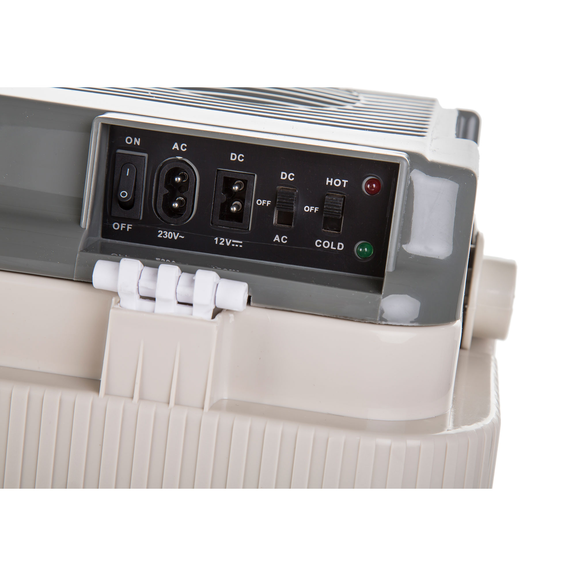 Zbliżenie panelu sterowania urządzenia z przyciskami i wejściami. Białe tło.