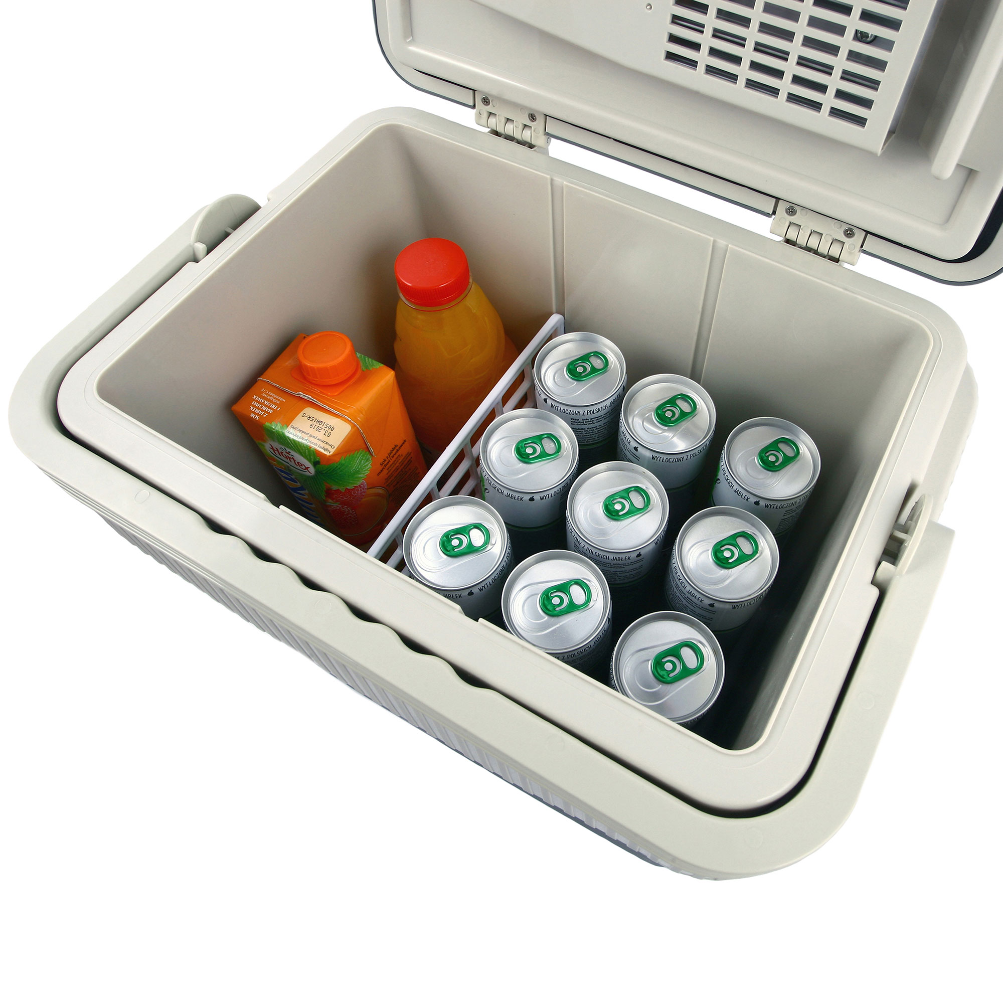 Otwarta chłodziarka z napojami. Sok pomarańczowy, puszki z napojami i butelka w środku.