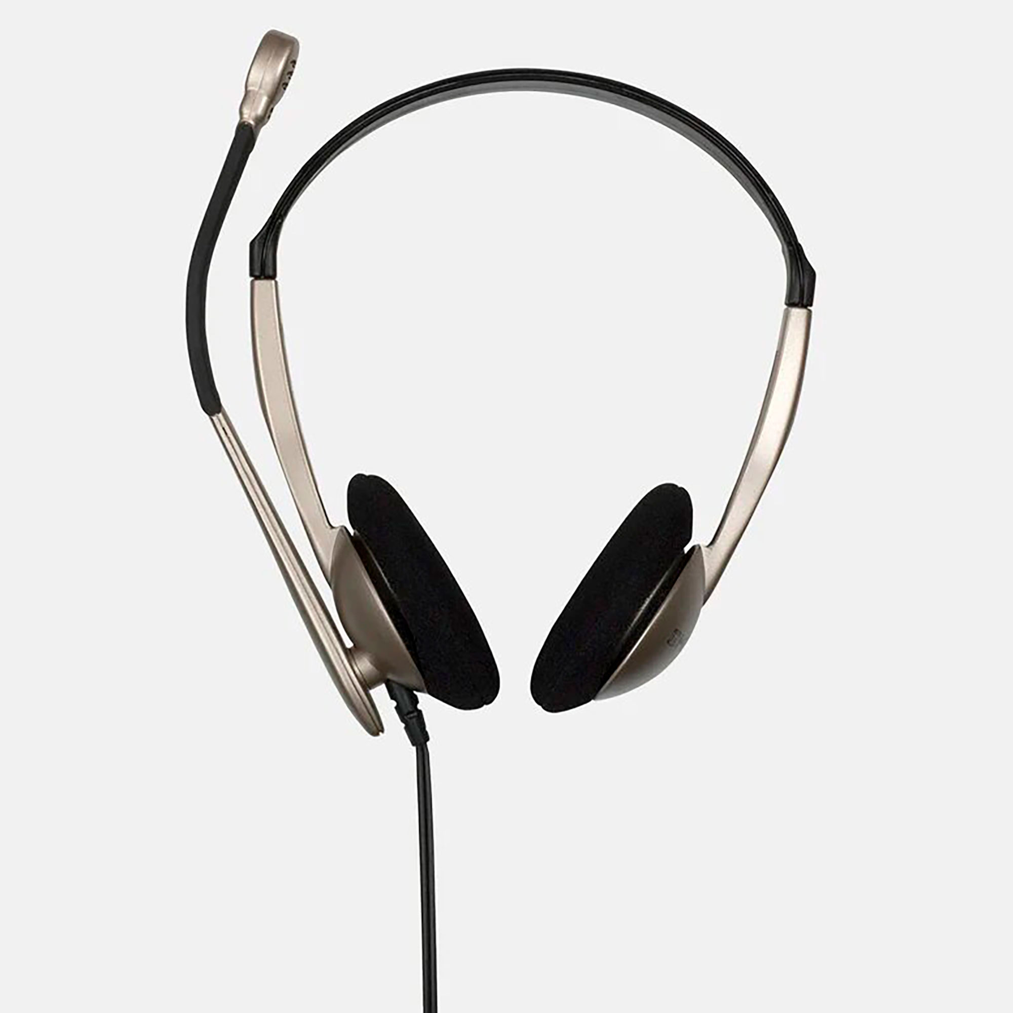 Auriculares con micrófono. Los auriculares son plateados y negros, con almohadillas negras.