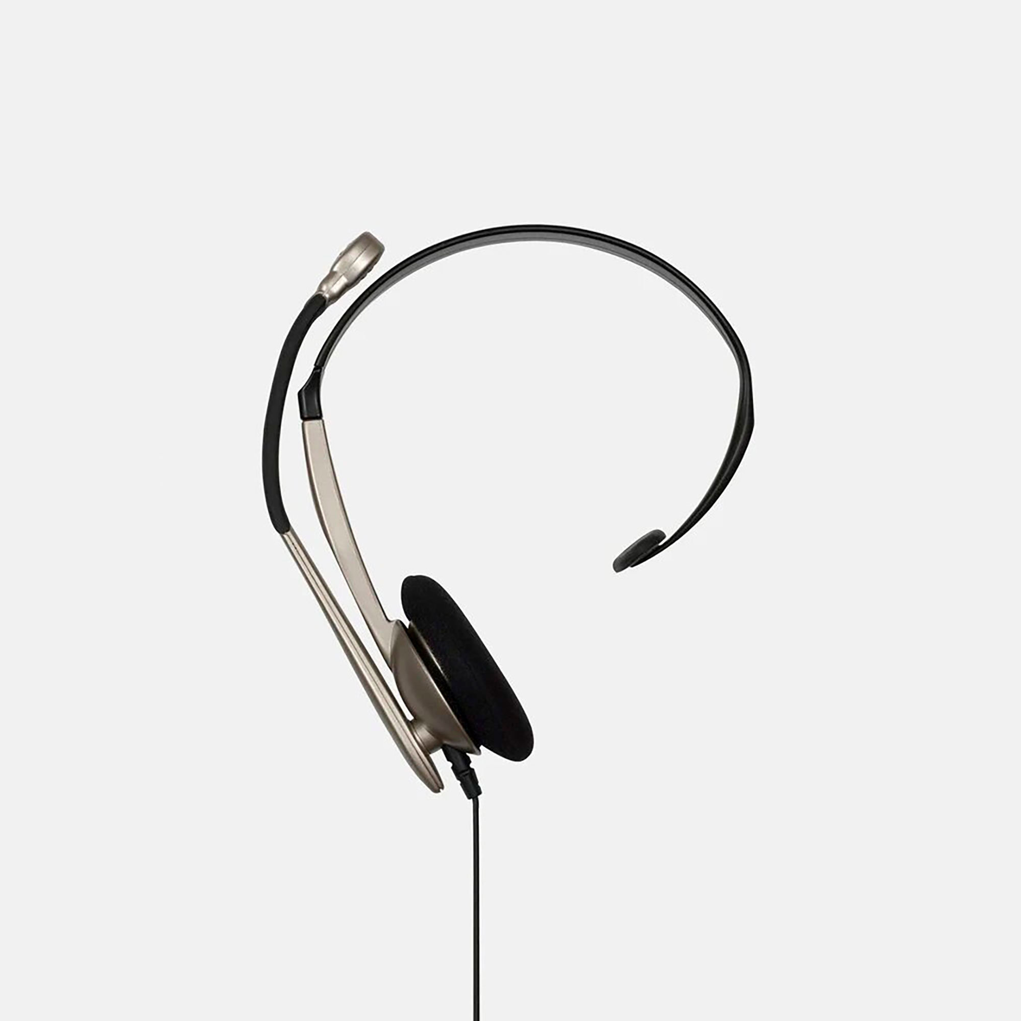 Auriculares con micrófono. Diseño negro y plateado.