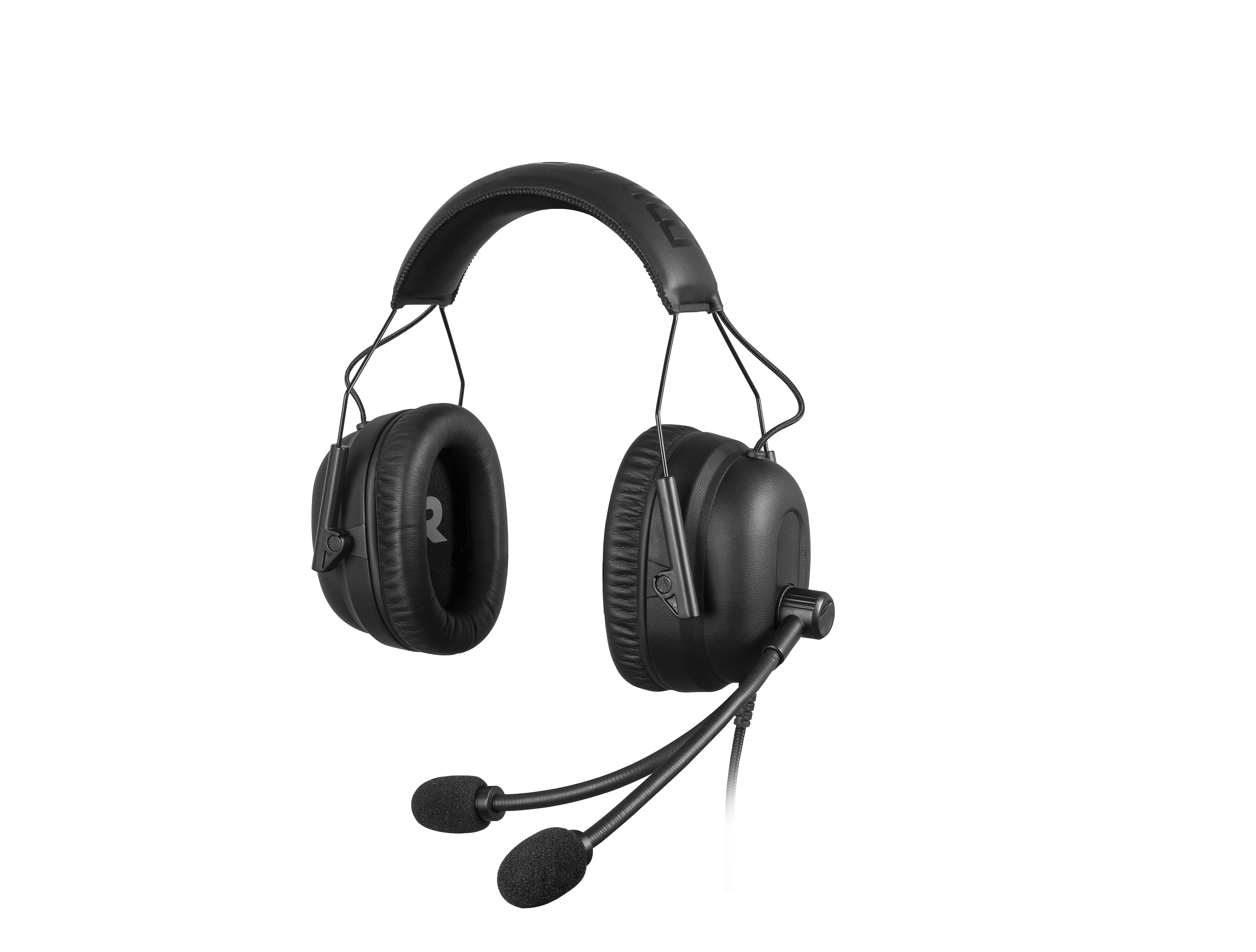 Auriculares negros con micrófono adjunto. Diadema y orejeras negras. Fondo blanco.