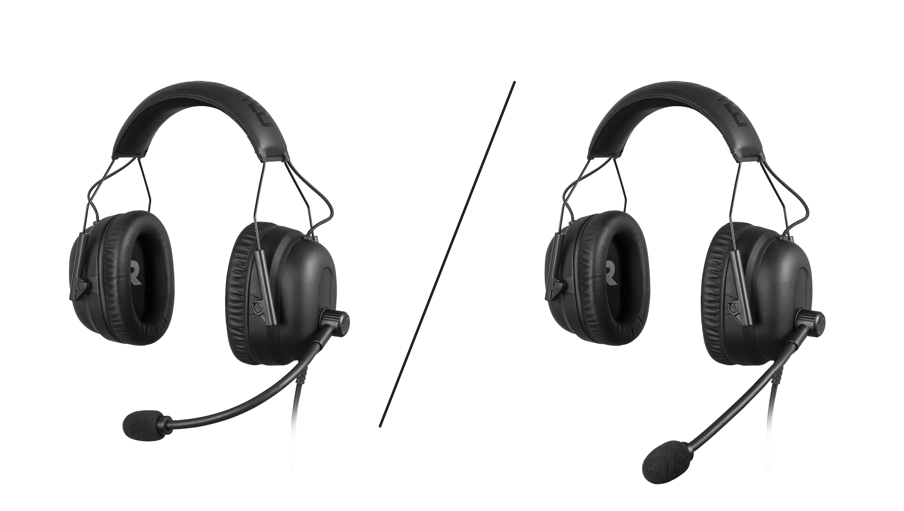 Dos auriculares negros con micrófonos de brazo sobre un fondo blanco, en ángulo lateral.