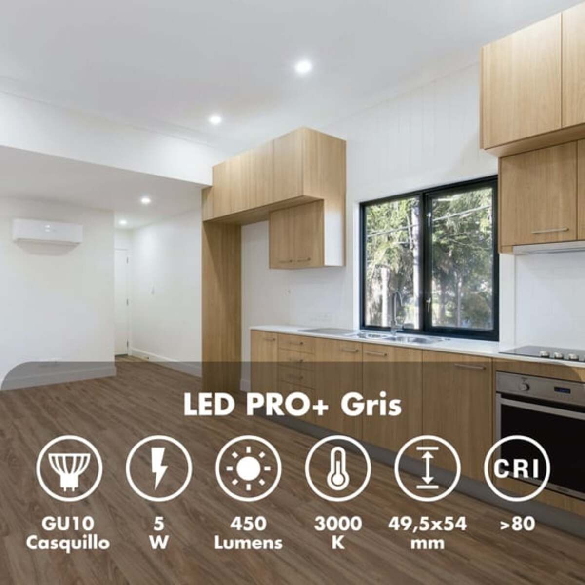 Interior de cocina moderna con armarios de madera, una ventana y suelo de madera, con información del producto.