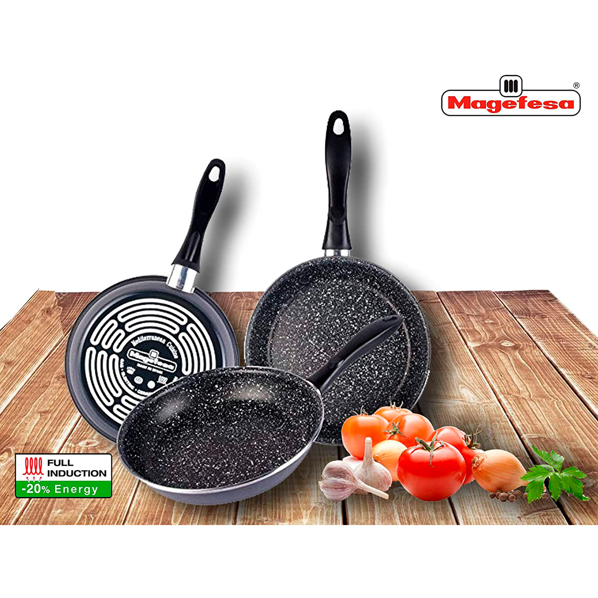 Juego de tres sartenes antiadherentes sobre una superficie de madera con tomates, ajo y cebollas.