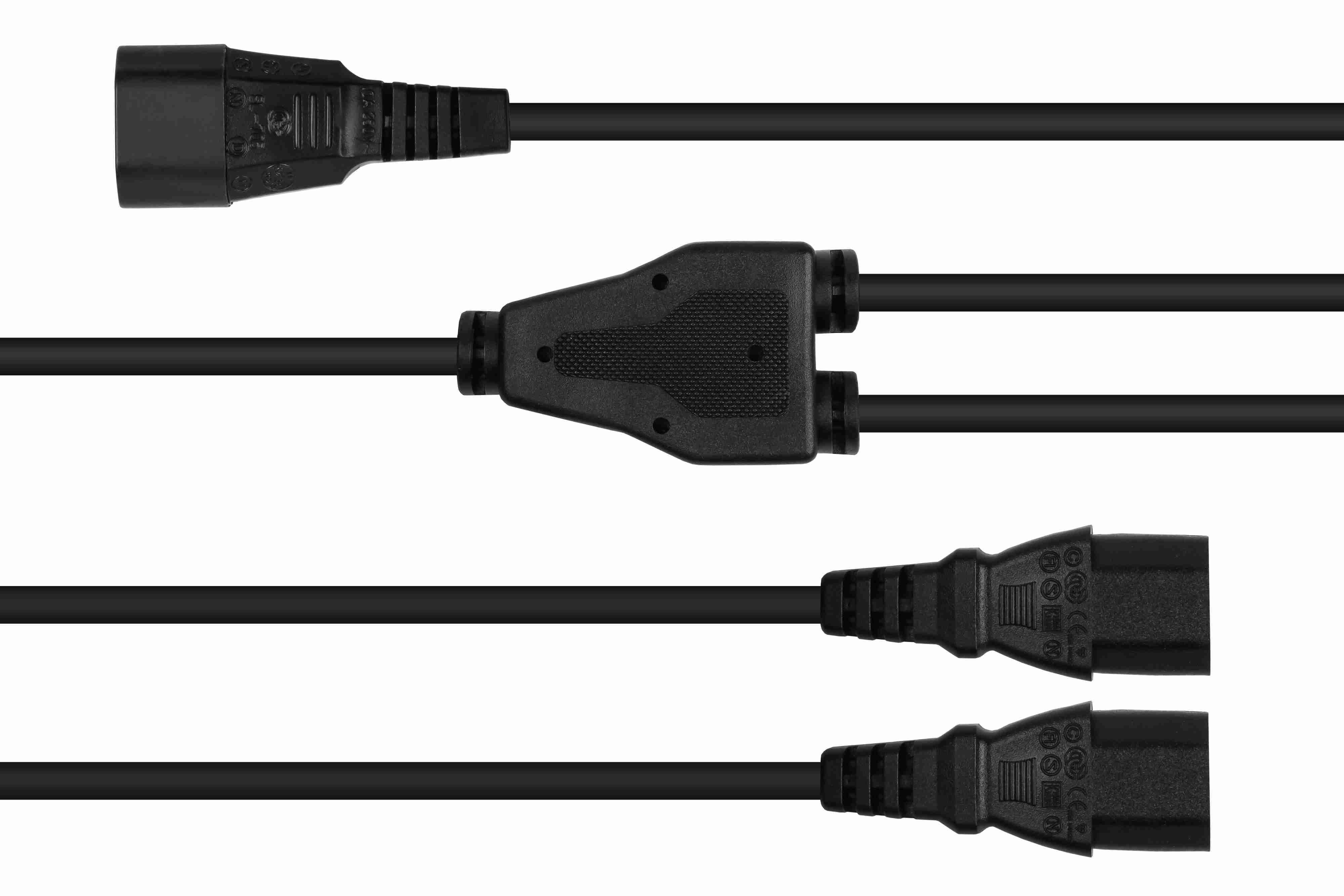 Mehrere schwarze Netzkabel mit Buchsen auf weißem Hintergrund.