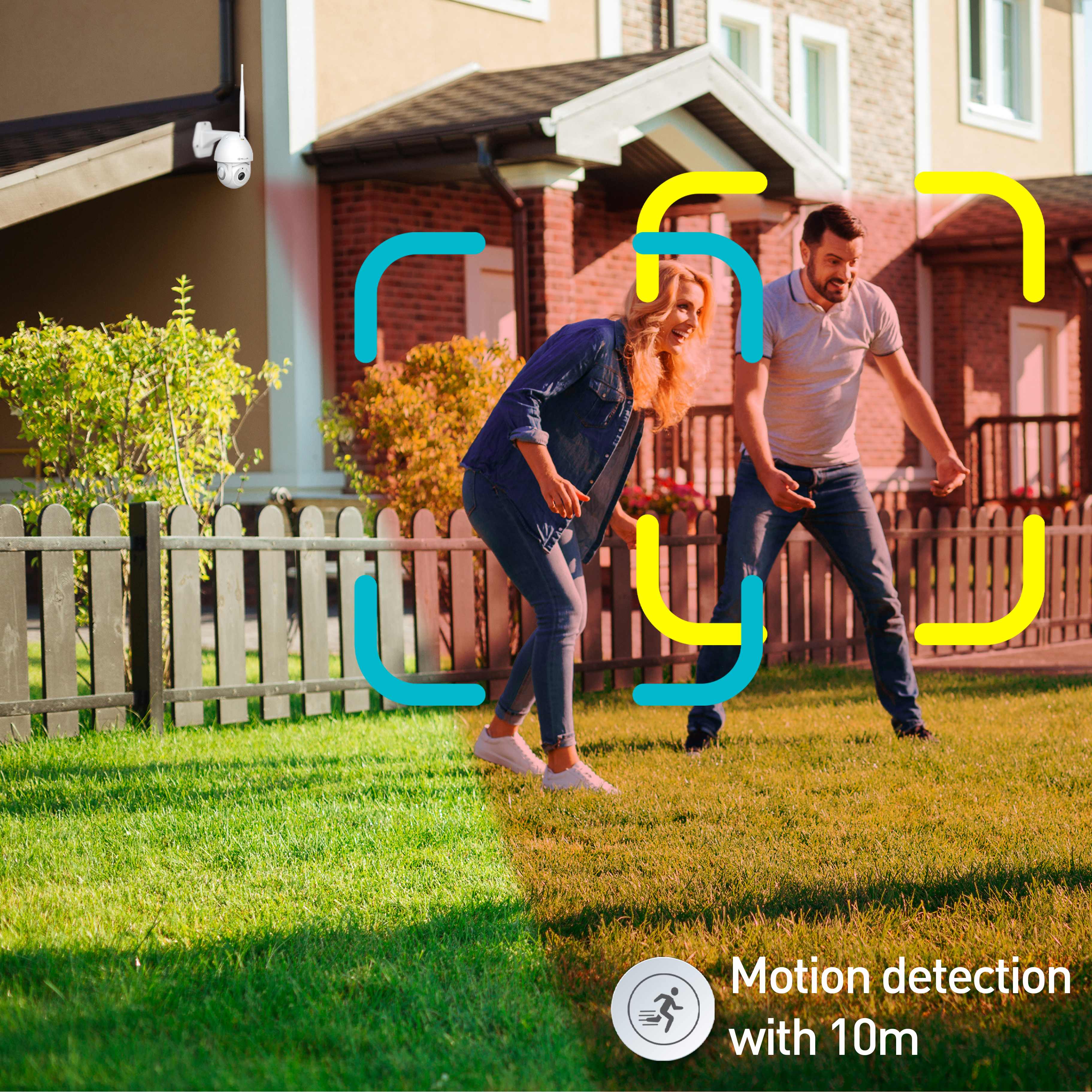 Kobieta i mężczyzna śmieją się na zielonej trawie. Kamera na dachu domu.