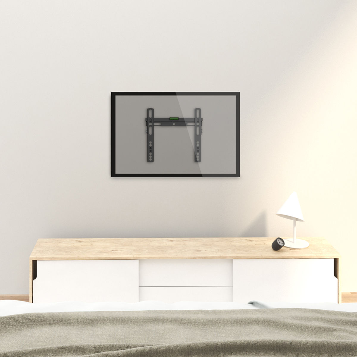 Tv aan de muur gemonteerd. Een witte kast eronder. Een lamp en een klok op de kast.