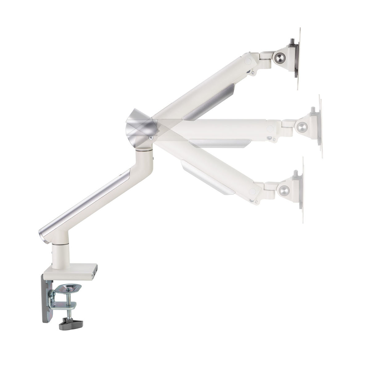 Witte en zilveren monitorarm, bevestigd aan een bureau. Meerdere hoeken van de arm zijn te zien in de afbeelding.