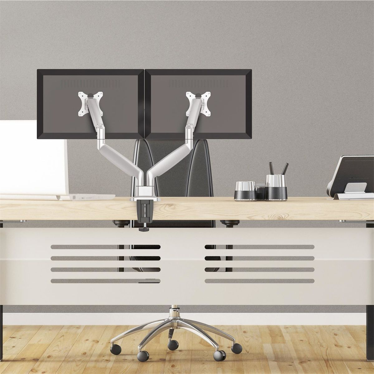 Deux moniteurs sur un bureau avec un bras de moniteur argenté, environnement de bureau avec fond neutre.