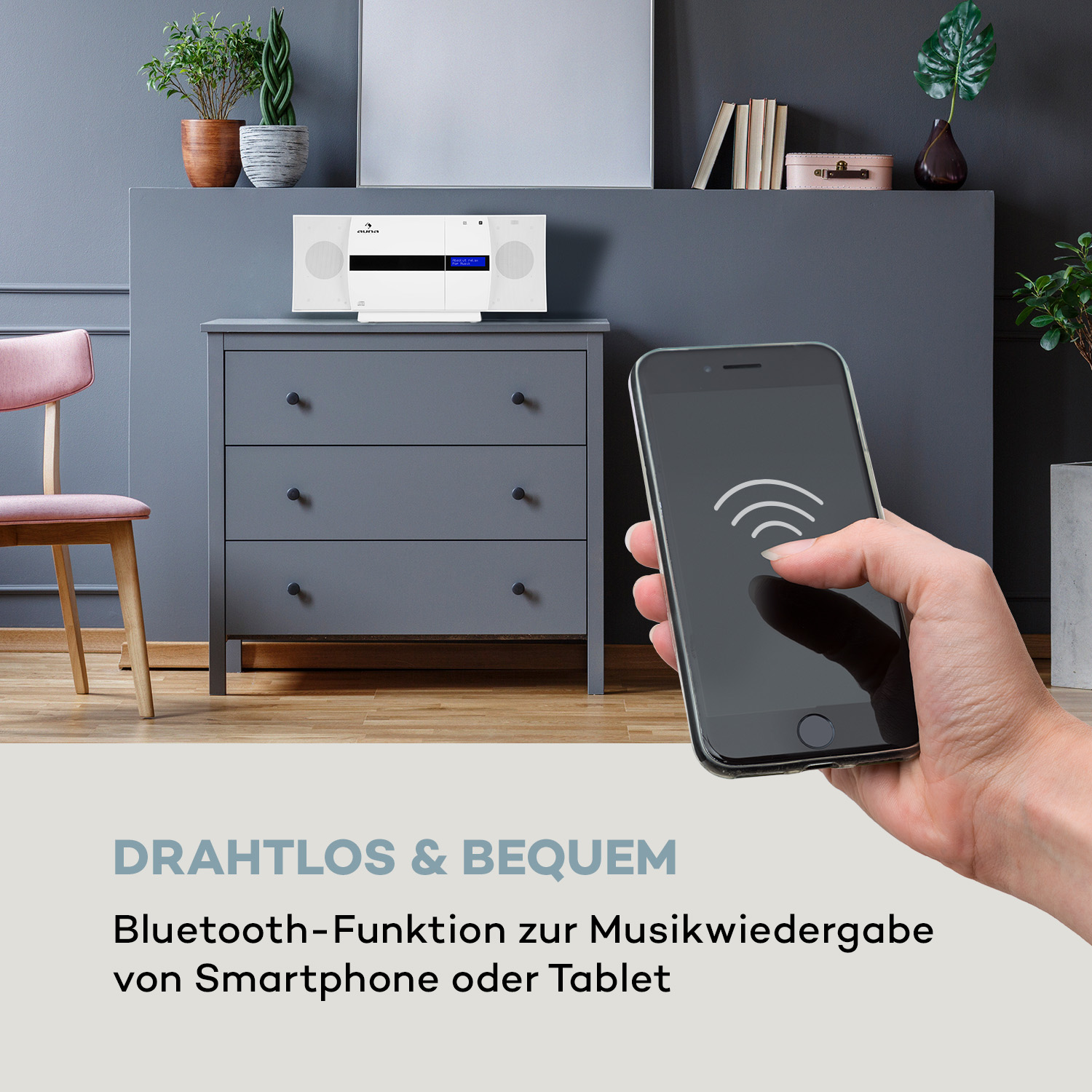 Eine Person hält ein Smartphone mit einem WLAN-Symbol.