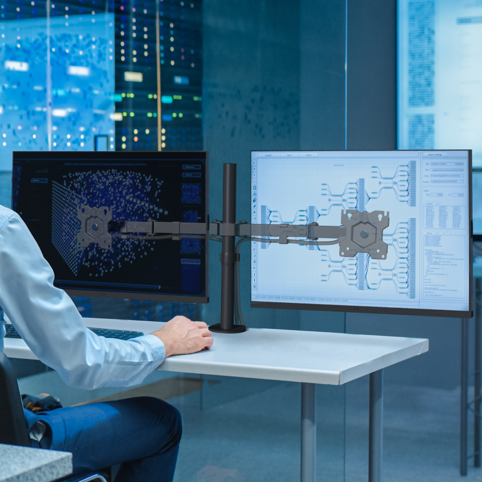 Zwei Computermonitore mit Daten in einem Büro.