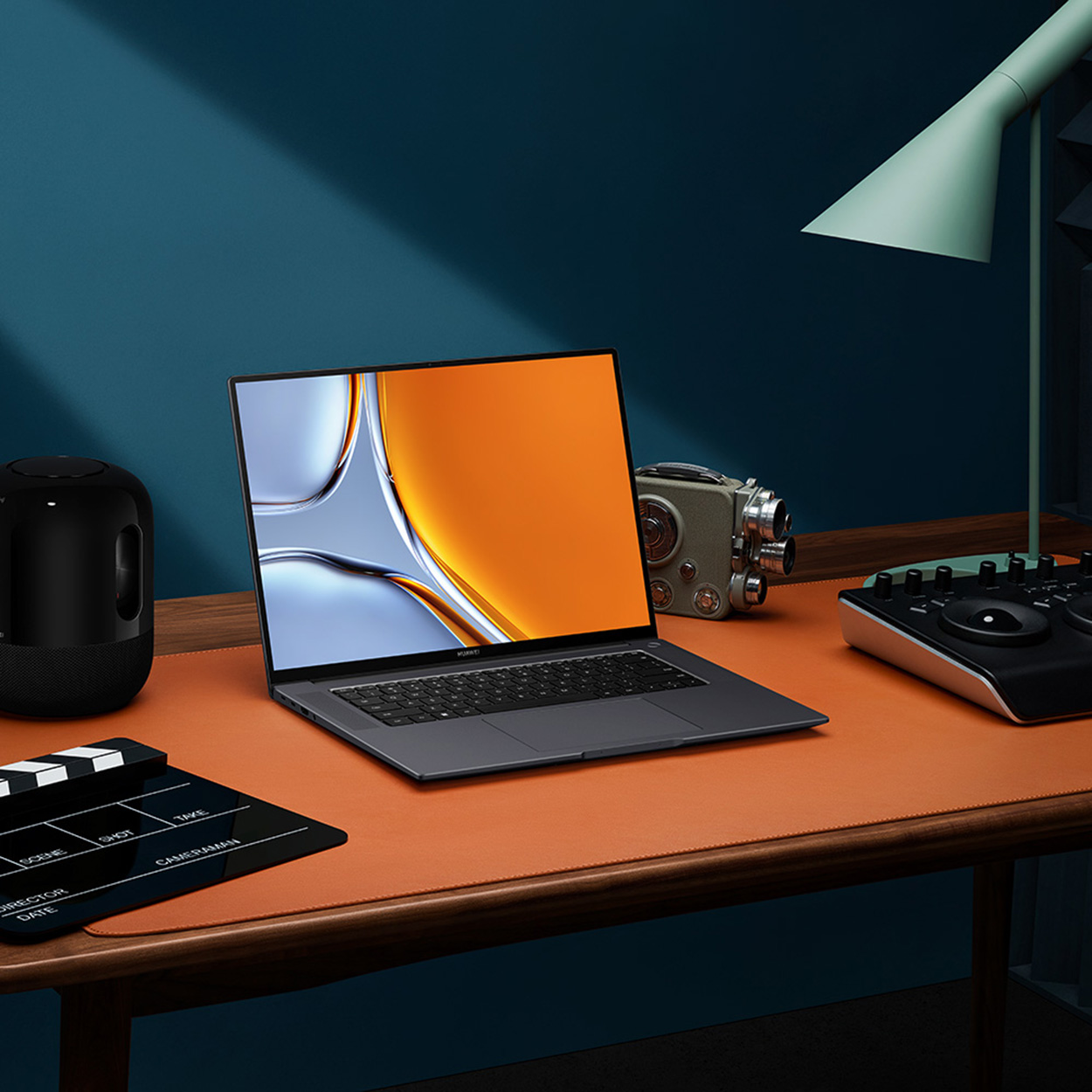 Ein Laptop auf einem Schreibtisch mit Monitor, Kamera und Klappe.