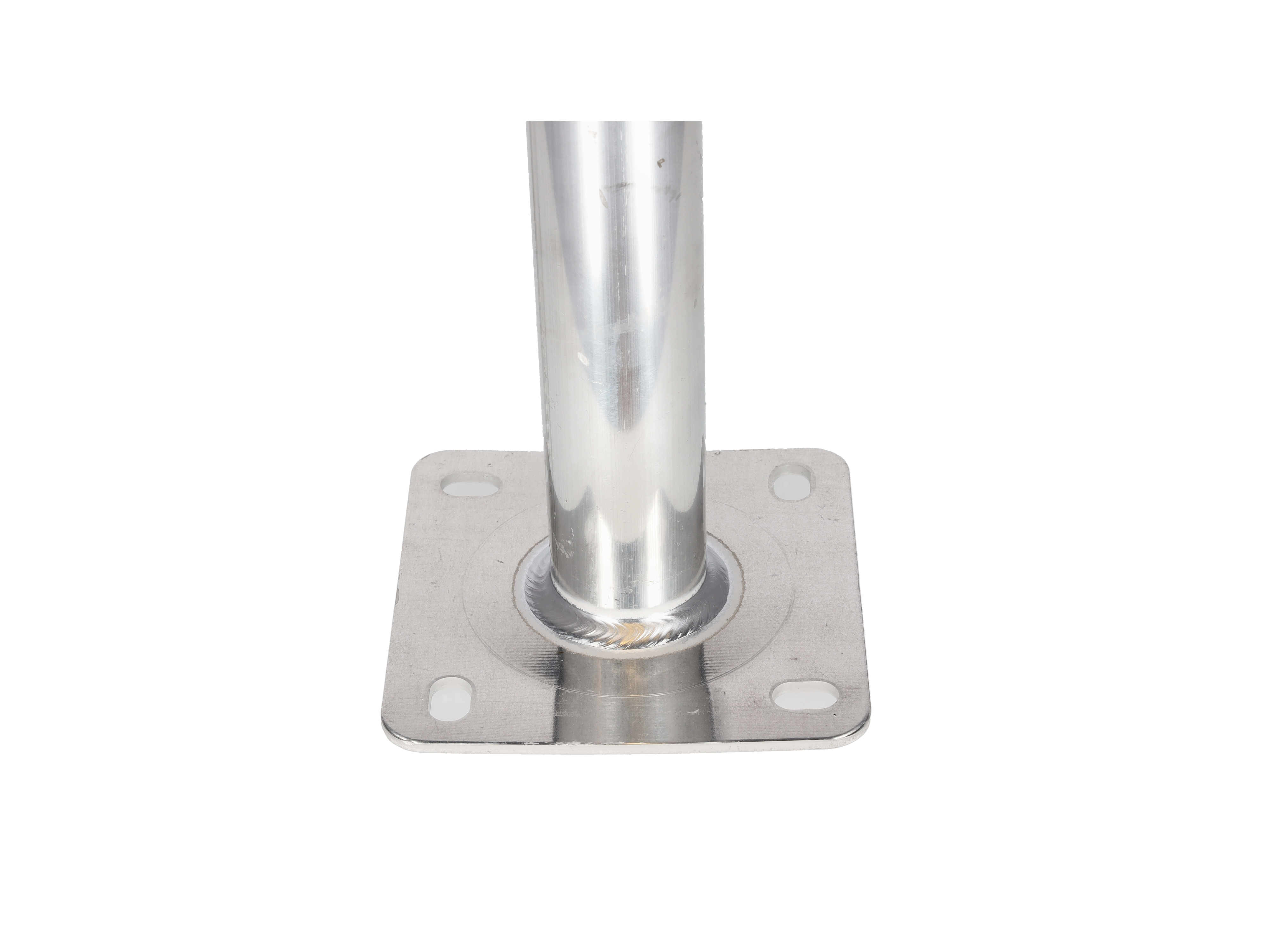Der Fuß einer silbernen Stange, befestigt an einer quadratischen Metallbasis mit Löchern.