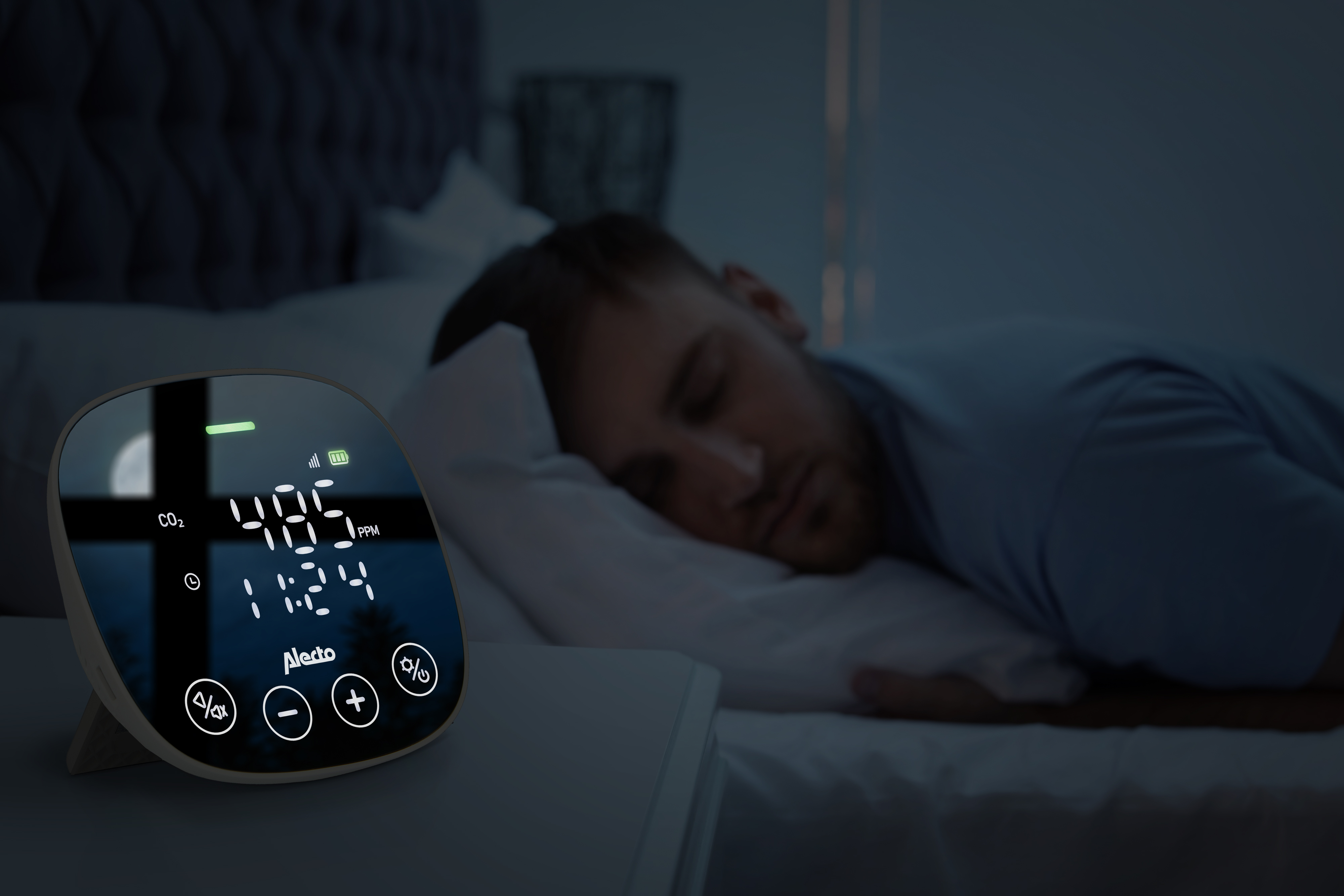 Person schläft im Bett, mit einer Digitaluhr, die CO2 und Zeit anzeigt.
