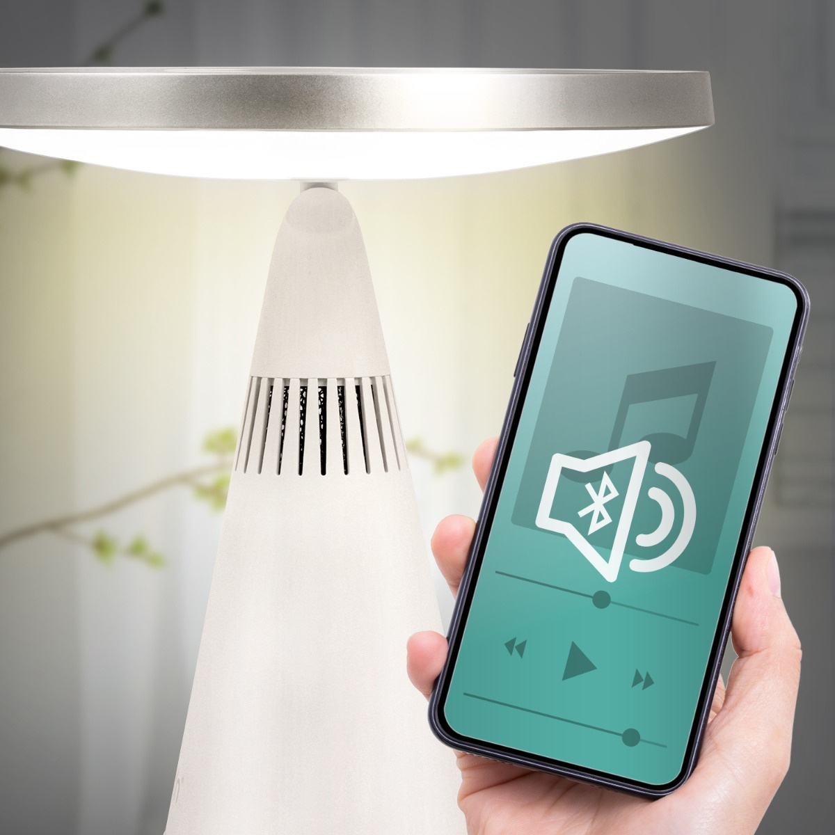 Eine Hand hält ein Smartphone, das eine Musik-App mit Lautsprecher- und Bluetooth-Symbol anzeigt.
