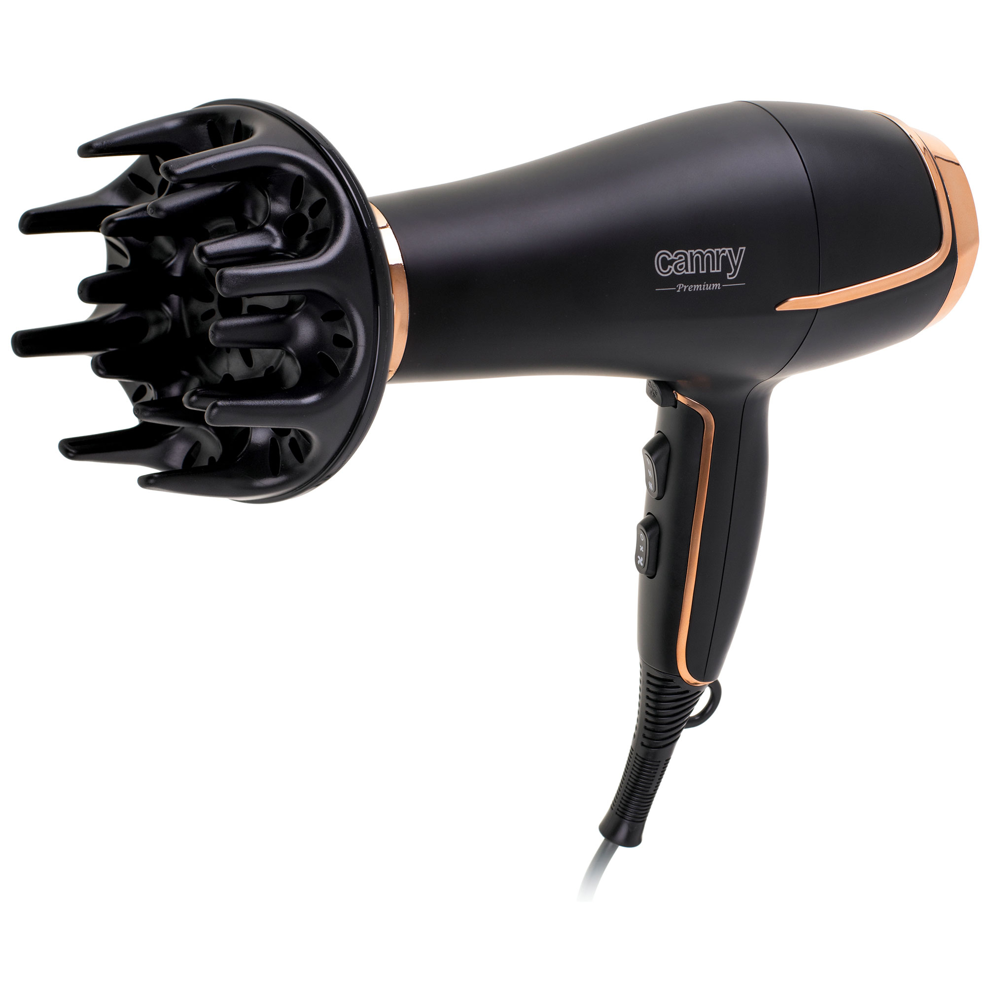 Czarna suszarka do włosów ze złotymi akcentami i nasadką dyfuzora, na białym tle.