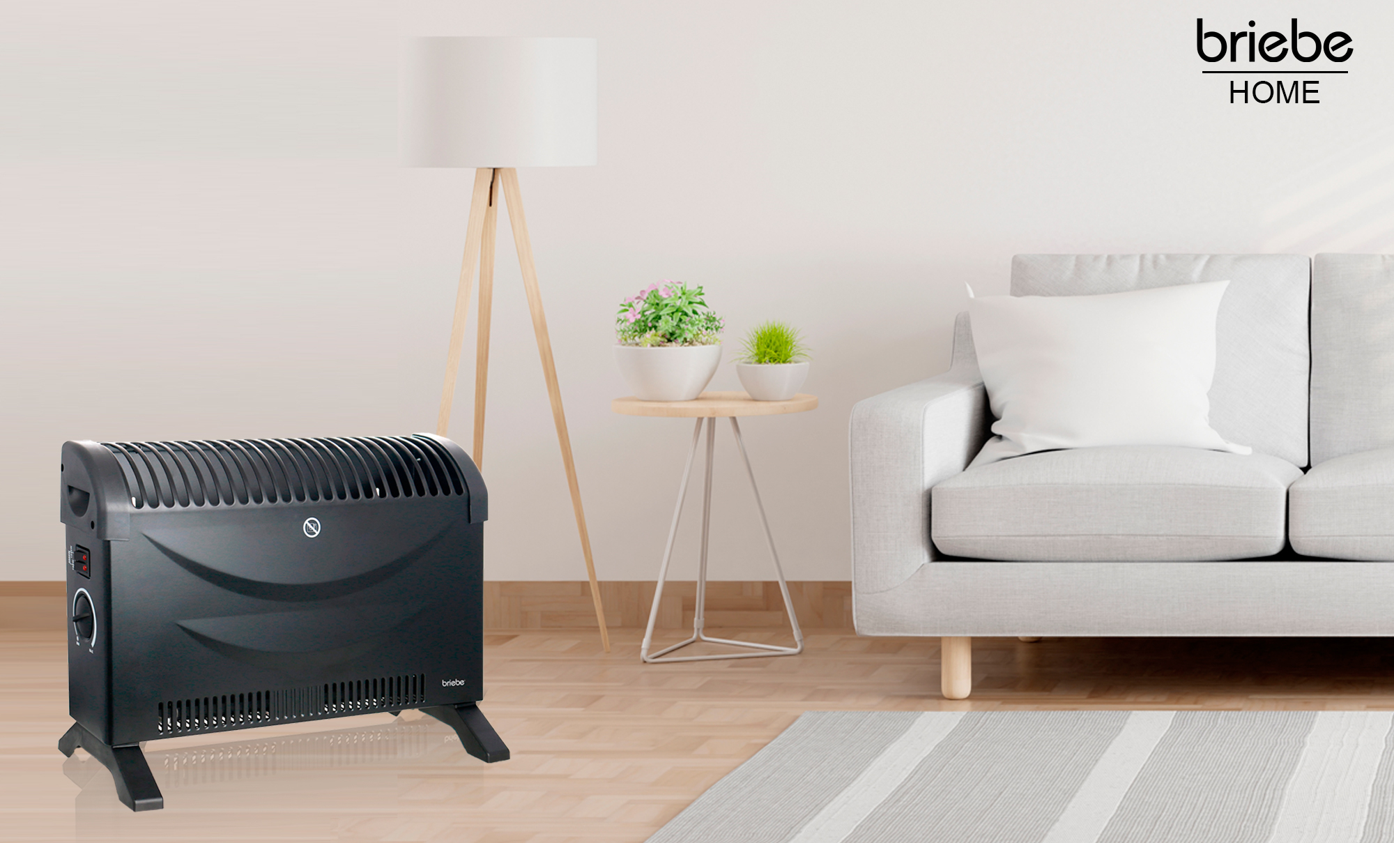 Ein Wohnzimmer mit einem schwarzen Heizgerät, Sofa, Tisch und Lampe.