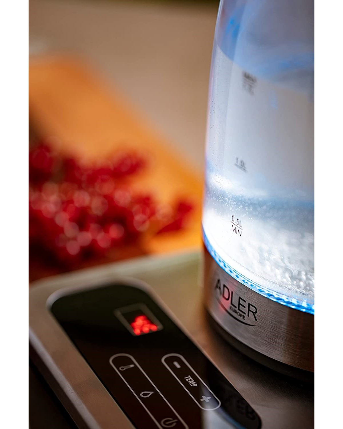 Ein elektrischer Glaskessel mit kochendem Wasser und einem Bedienfeld.