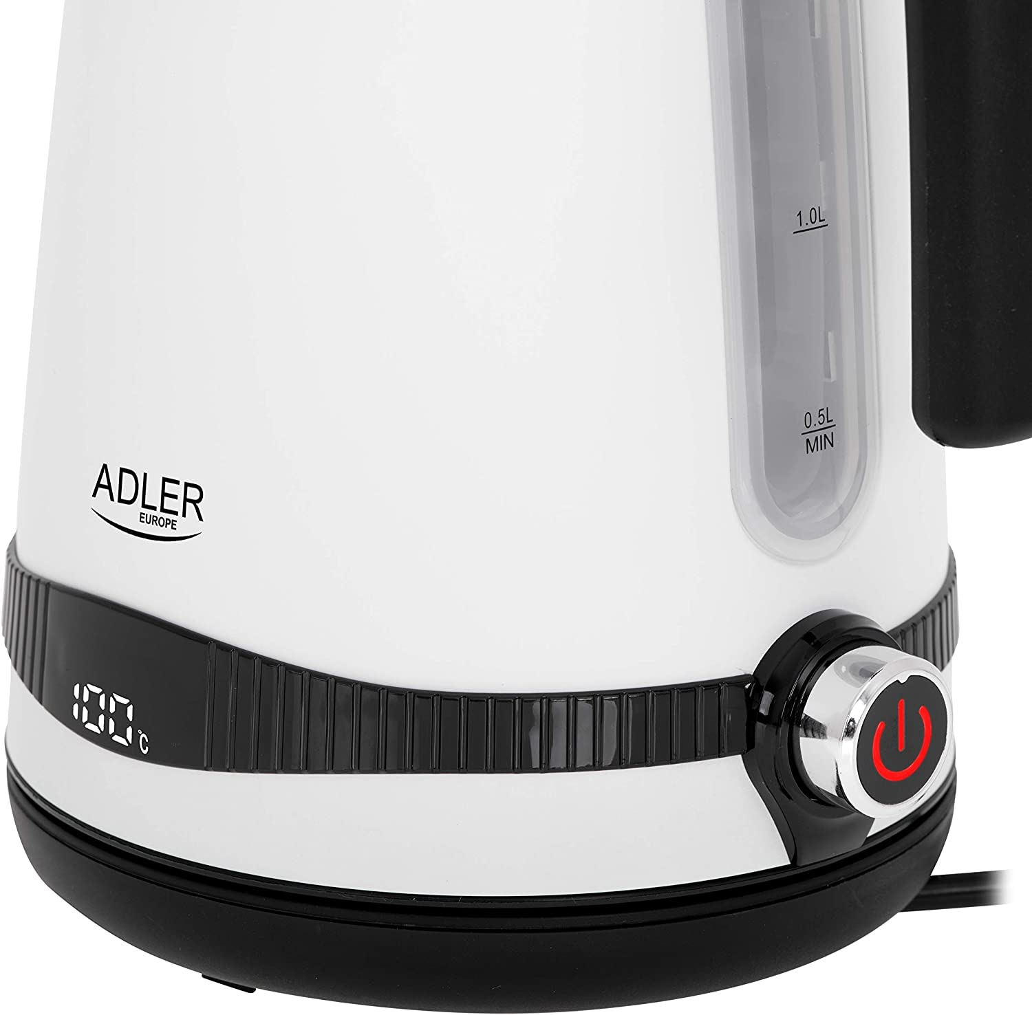 Weißer Wasserkocher, Nahaufnahme des Bodens, mit Digitalanzeige und roter Ein-/Aus-Taste.