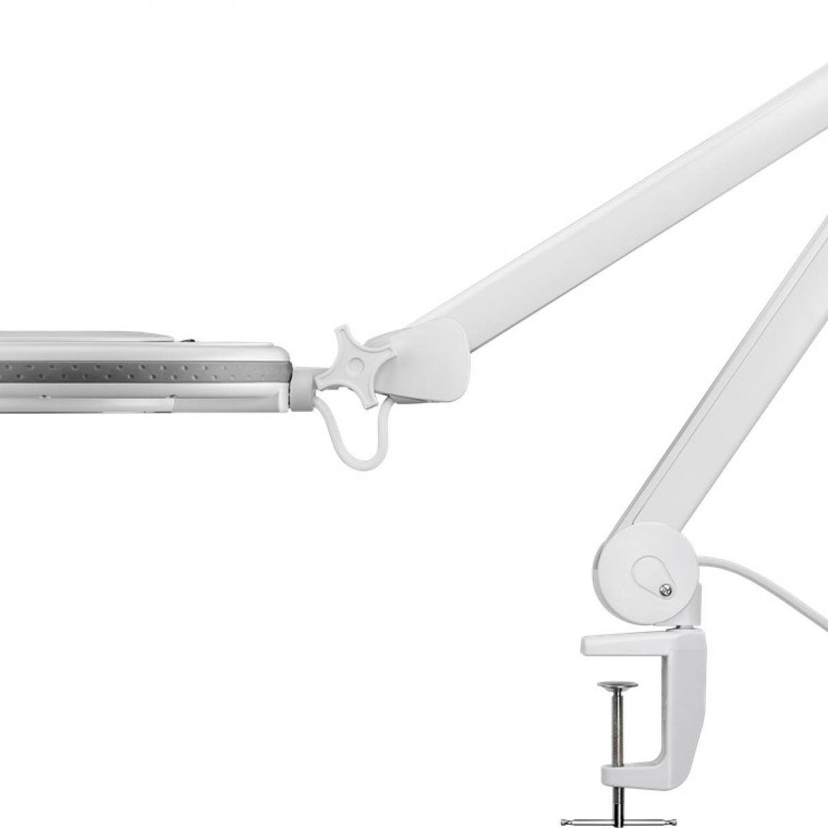 Weiße, verstellbare Lampe mit Klemme. Der Arm ist gelenkig und die Lampe steht auf weißem Grund.