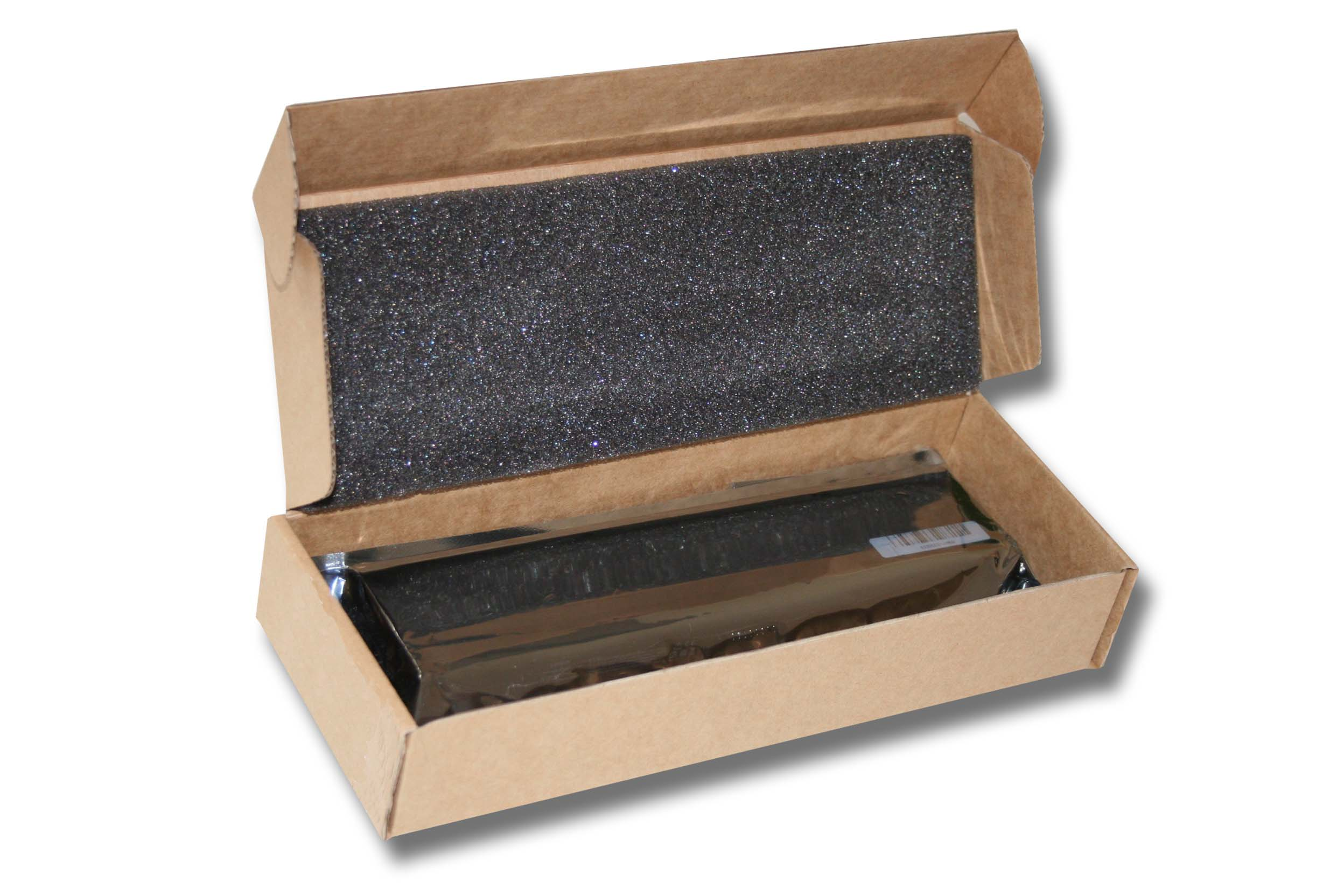 Ein offener Karton enthält einen schwarzen, glänzenden Gegenstand. Die Box hat eine dunkle Schaumstoffauskleidung.