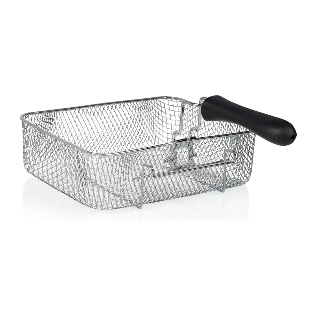Una cesta para freír de acero inoxidable con un asa negra, apoyada sobre una superficie blanca.