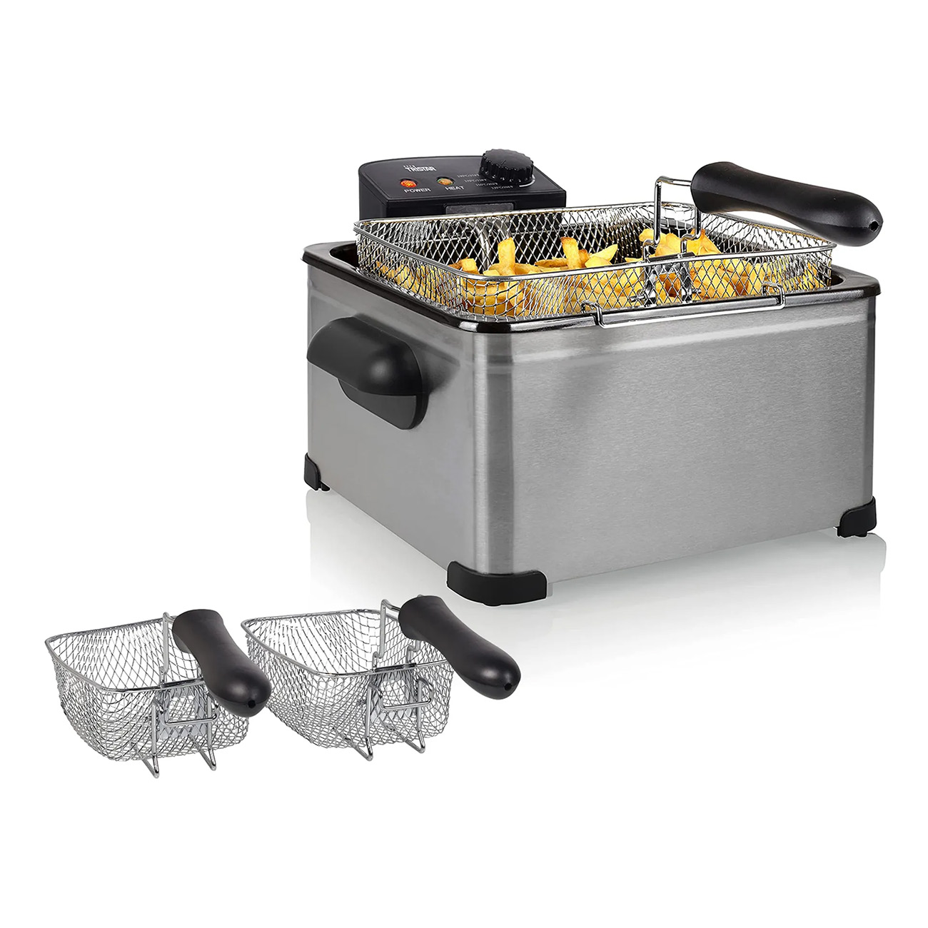 Una freidora de acero inoxidable con patatas fritas en la cesta. Dos cestas adicionales están debajo.