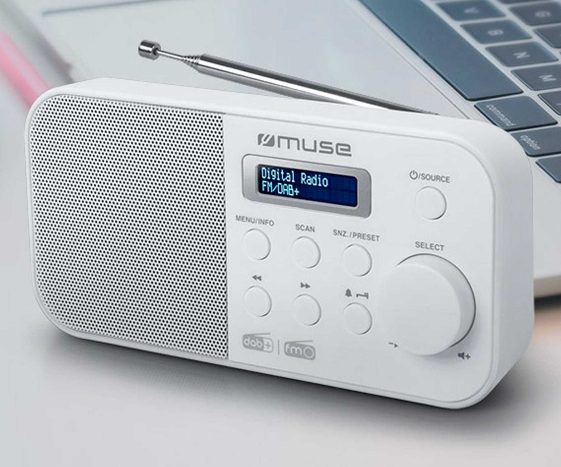 Białe radio cyfrowe z ekranem wyświetlającym informacje o stacji, z przyciskami.