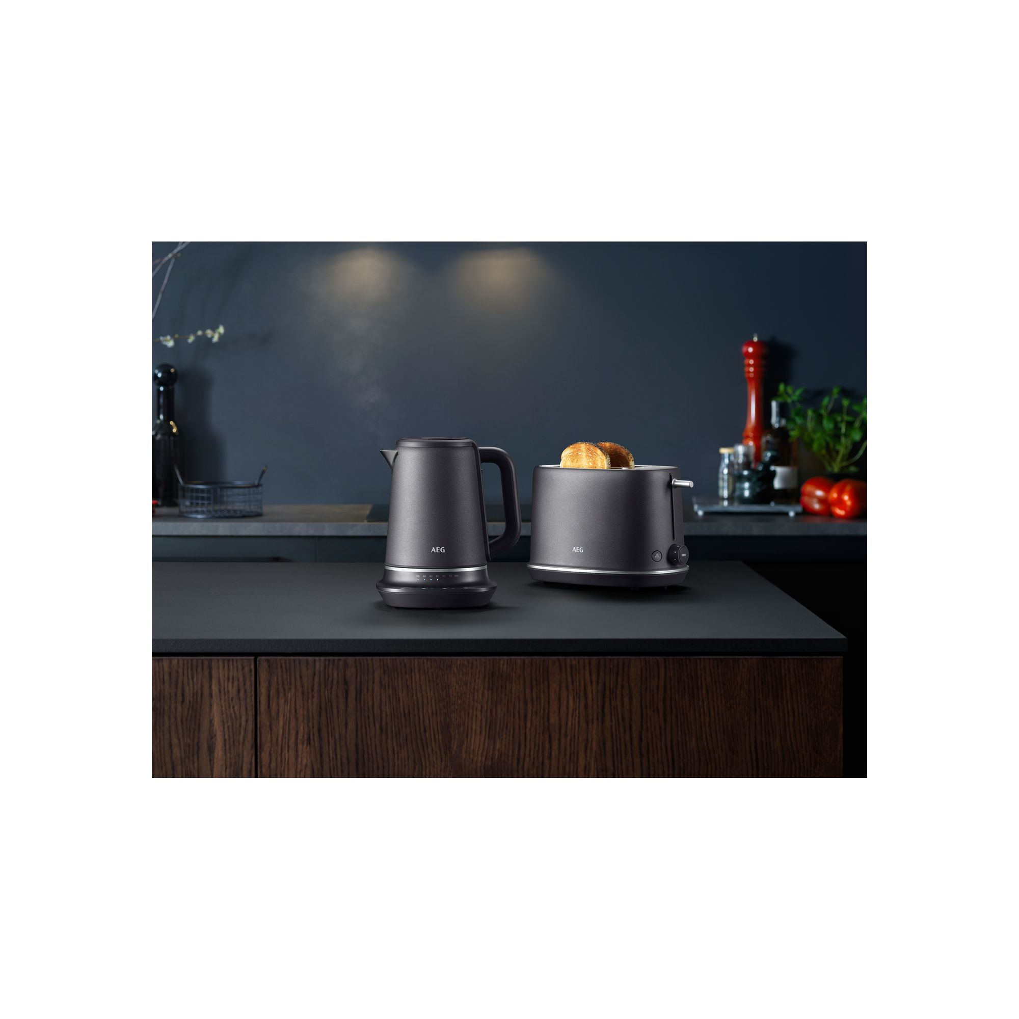 Nowoczesna scena kuchenna z czajnikiem i tosterem na ciemnym blacie.