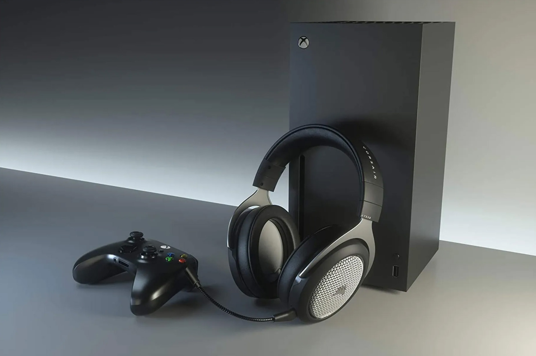 Xbox Series X con mando y auriculares sobre una superficie gris claro, bien iluminado, toma de estudio.