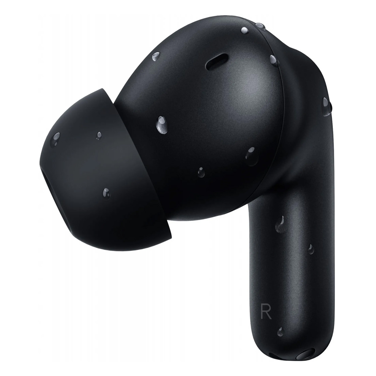 Zbliżenie czarnych bezprzewodowych słuchawek dousznych z kroplami wody na powierzchni.