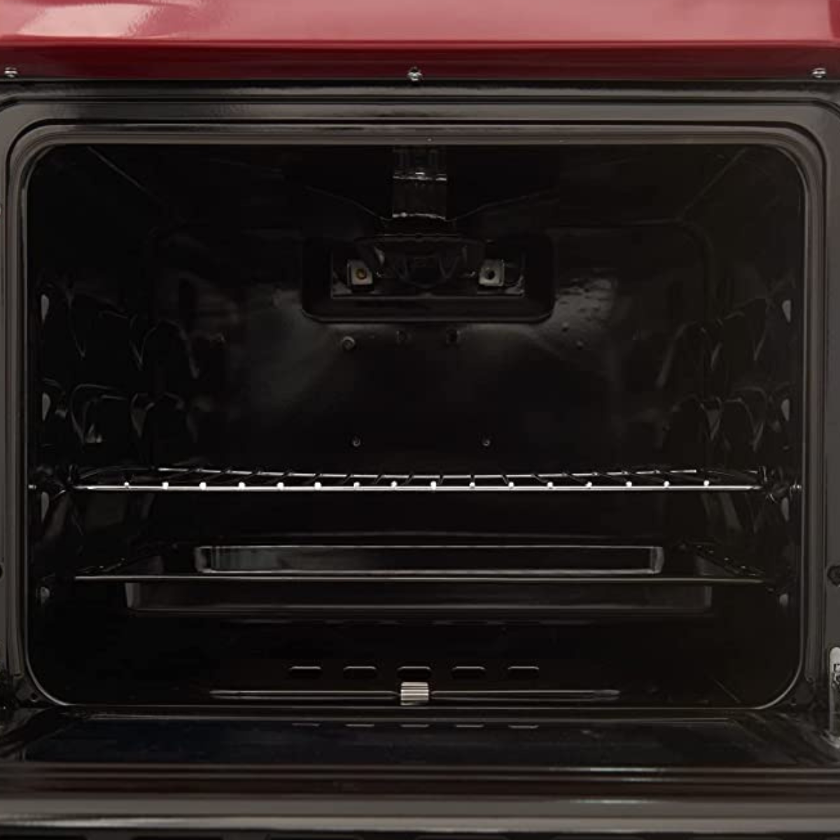 Dentro de un horno rojo. Hay dos rejillas de metal y dos bandejas de metal. El interior es oscuro.