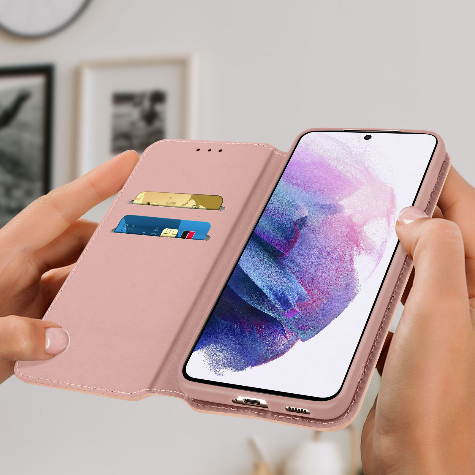 Uno smartphone in una custodia rosa, aperto per mostrare carte di credito e schermo.