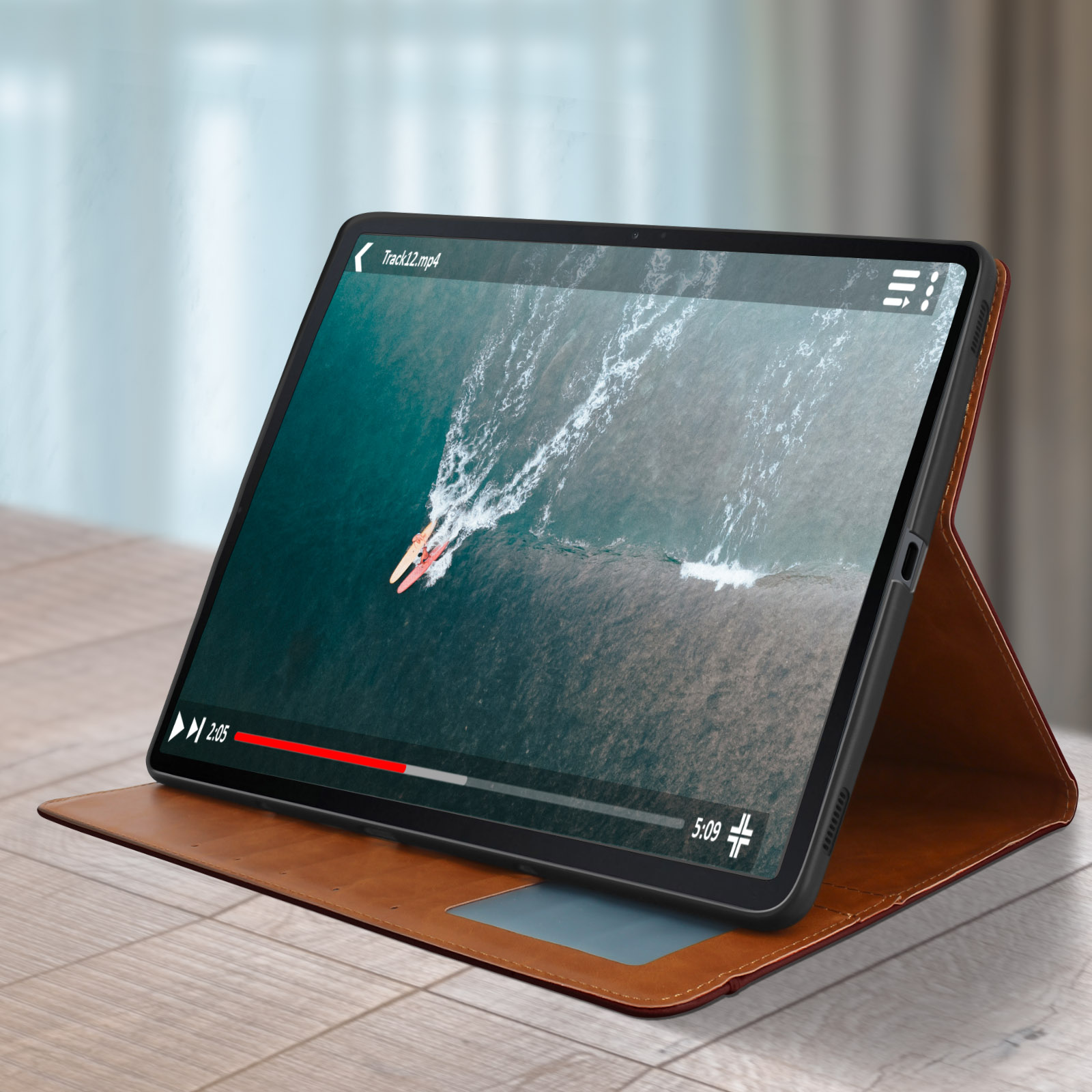 Un tablet in una custodia marrone che riproduce un video.