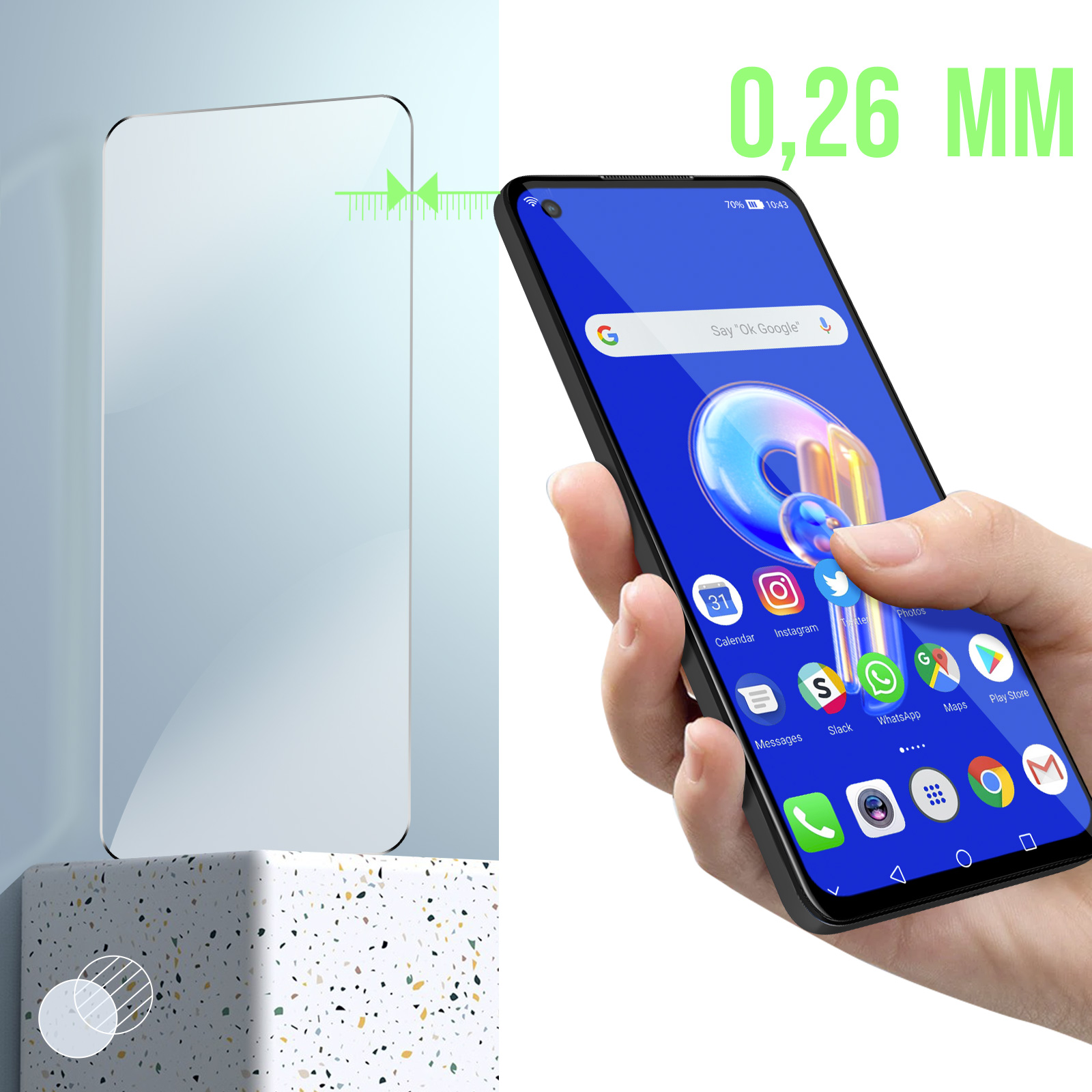 Smartphone avec protecteur d'écran et main le tenant. 0,26 mm.