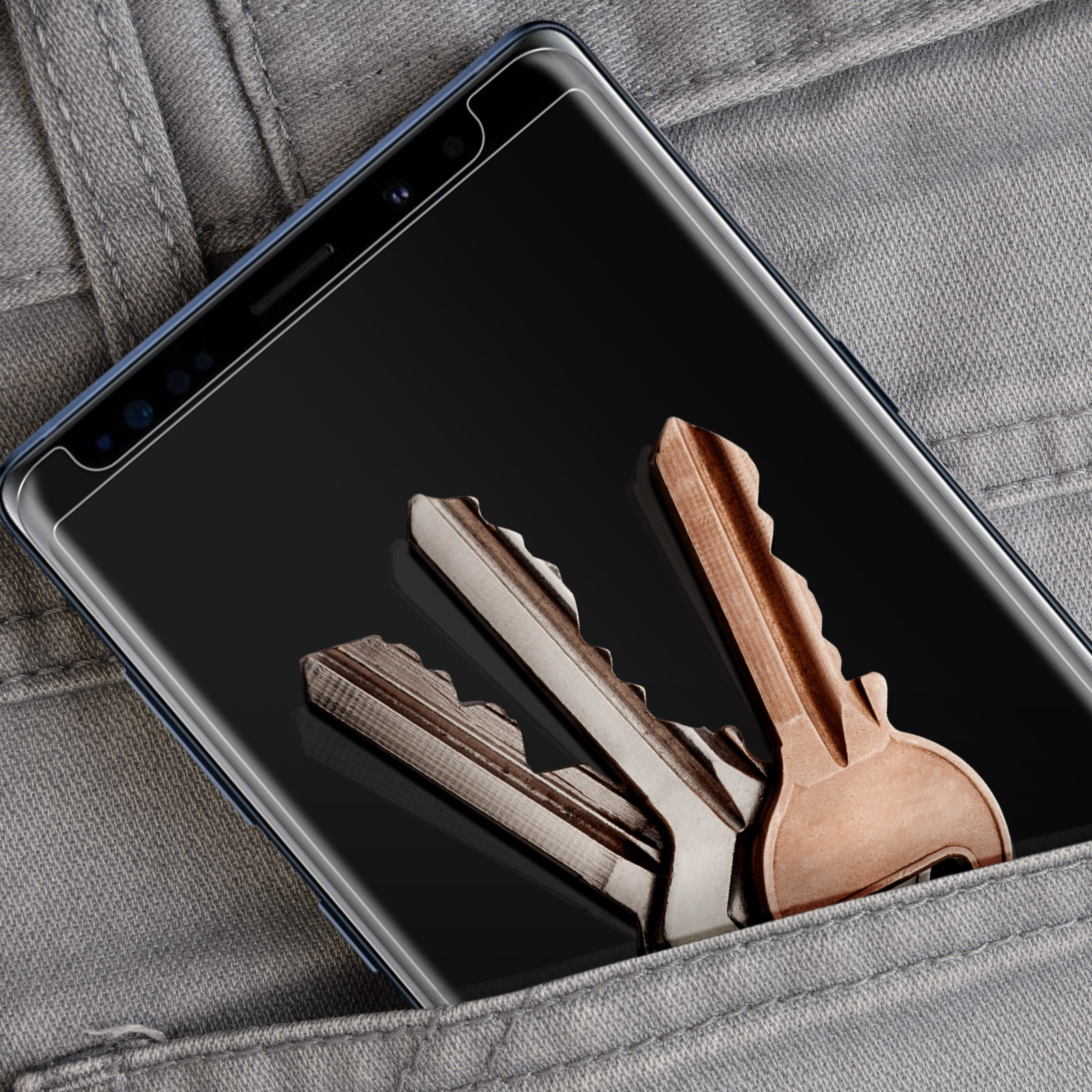 Écran de téléphone avec clés dans la poche. Clés visibles. Fond de poche gris.