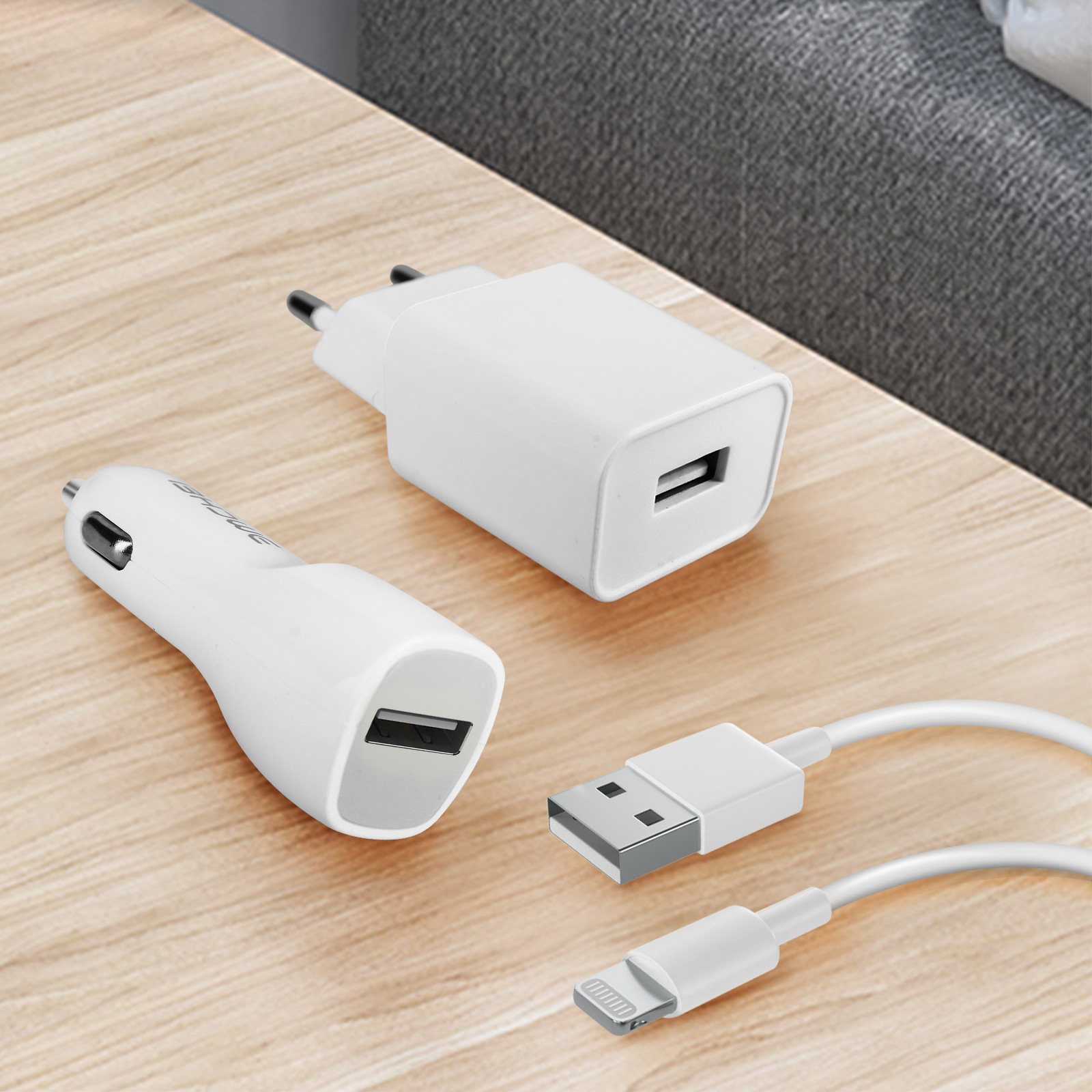 Weißes Ladezubehör: ein Ladegerät, ein Autoladegerät und ein USB-Kabel mit Ladeanschluss.