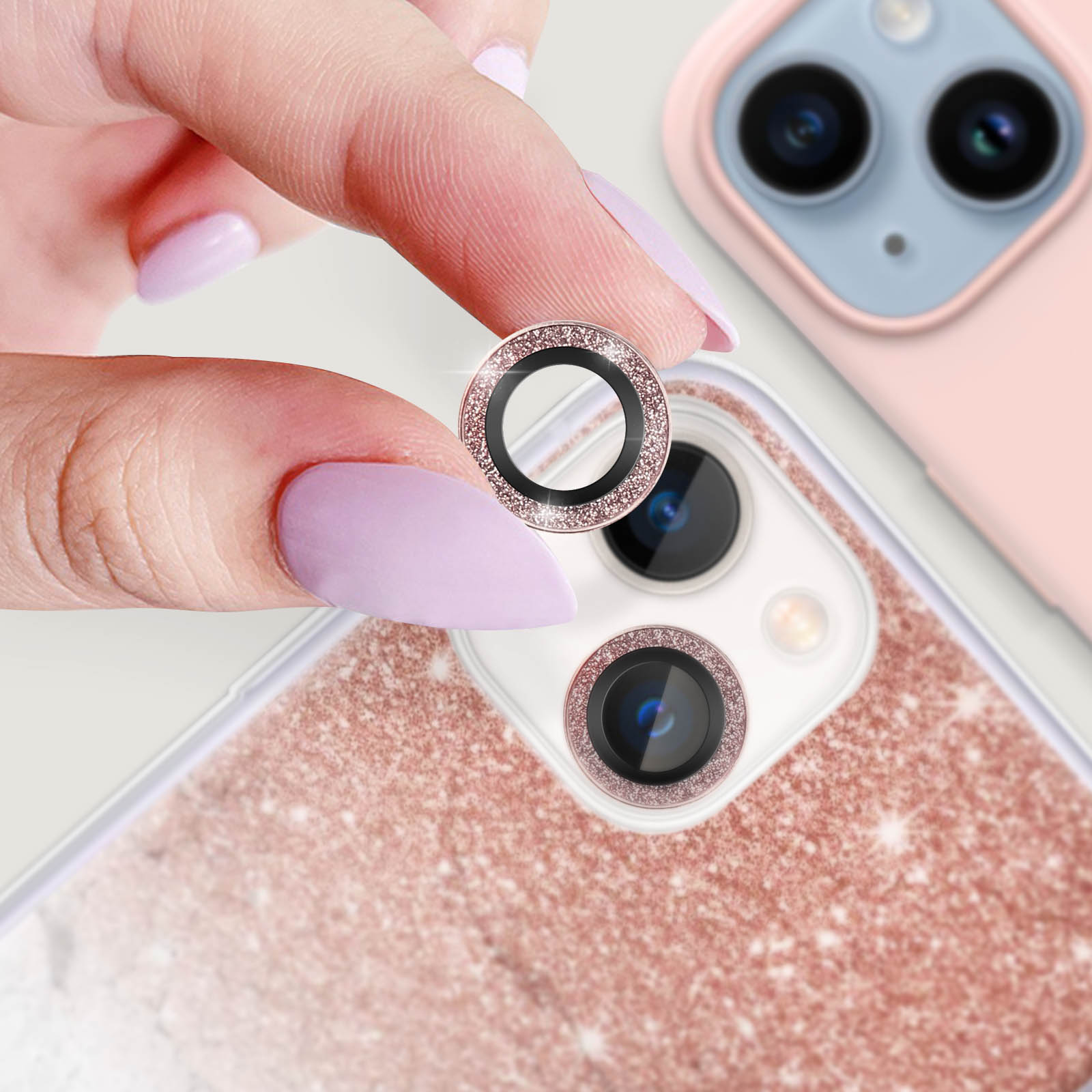 Hand hält Telefonschutz, zeigt glitzernde rosa Hülle.
