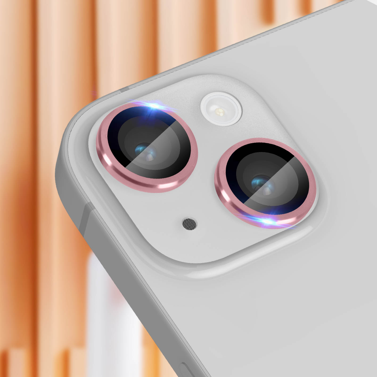 Gros plan sur les caméras de téléphone avec des anneaux roses. Le téléphone est blanc, flou.