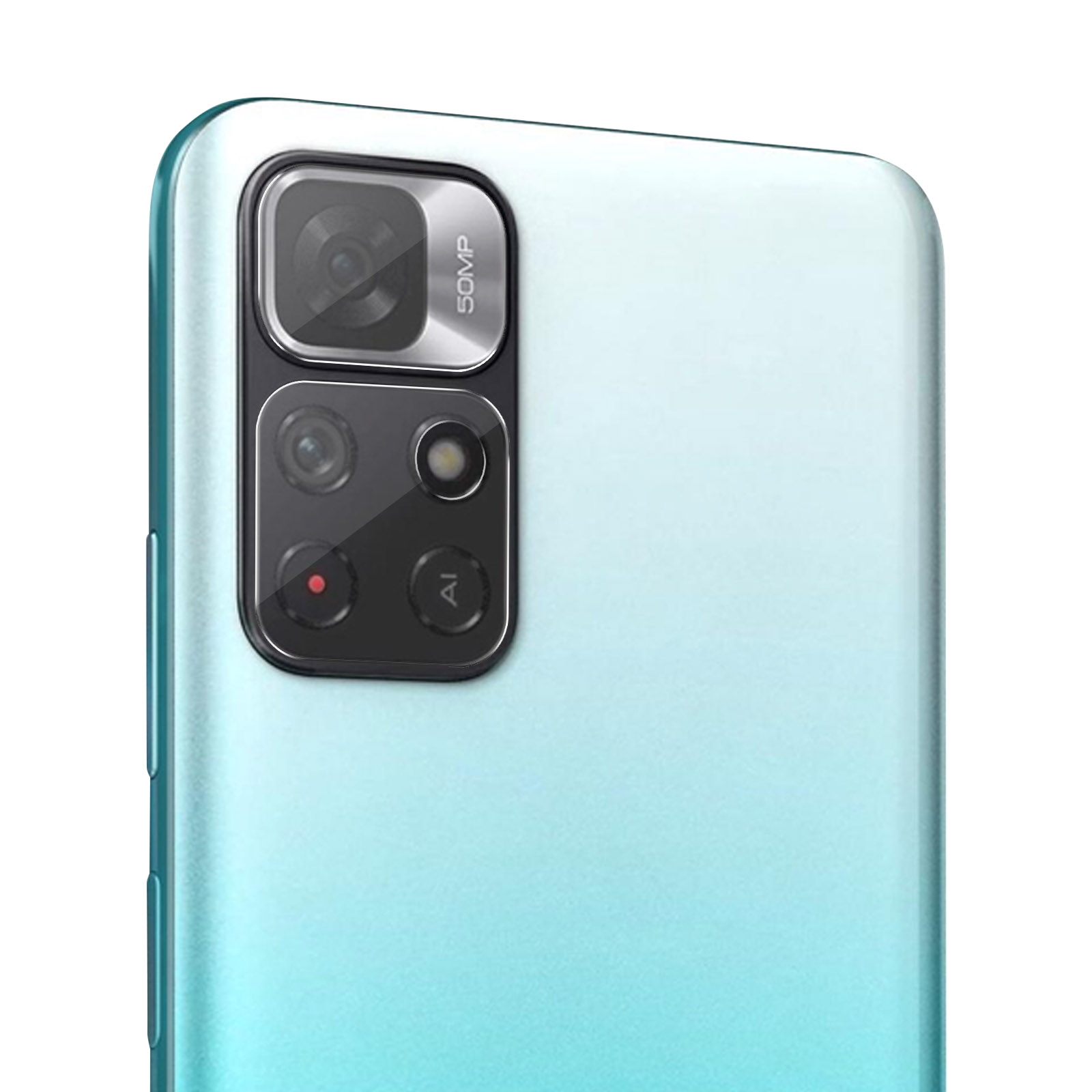 Primo piano della fotocamera di uno smartphone con etichetta da 50MP, su sfondo sfumato azzurro.