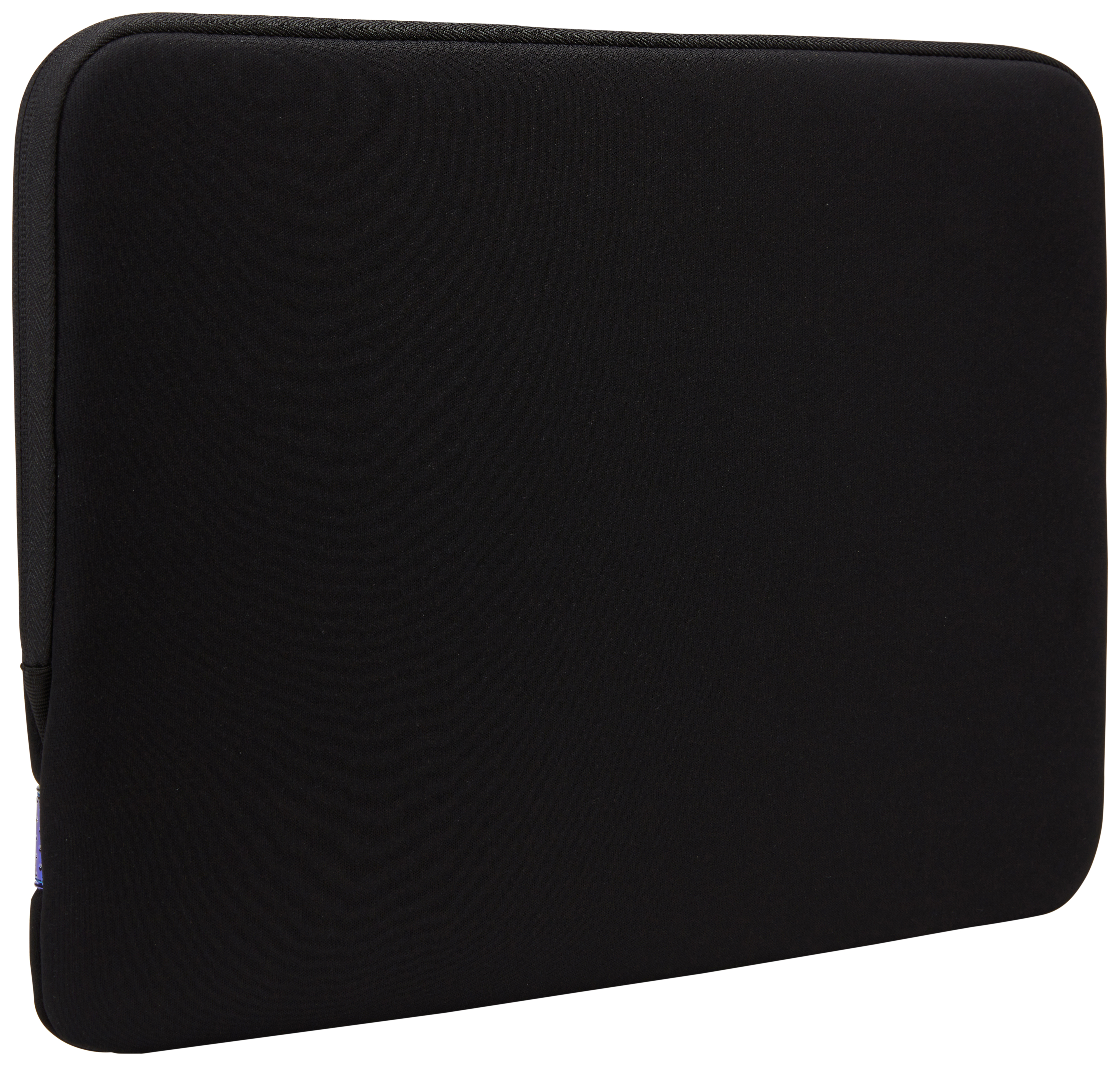 Een zwarte laptoptas, rechthoekig en eenvoudig, met een klein blauw label linksonder.