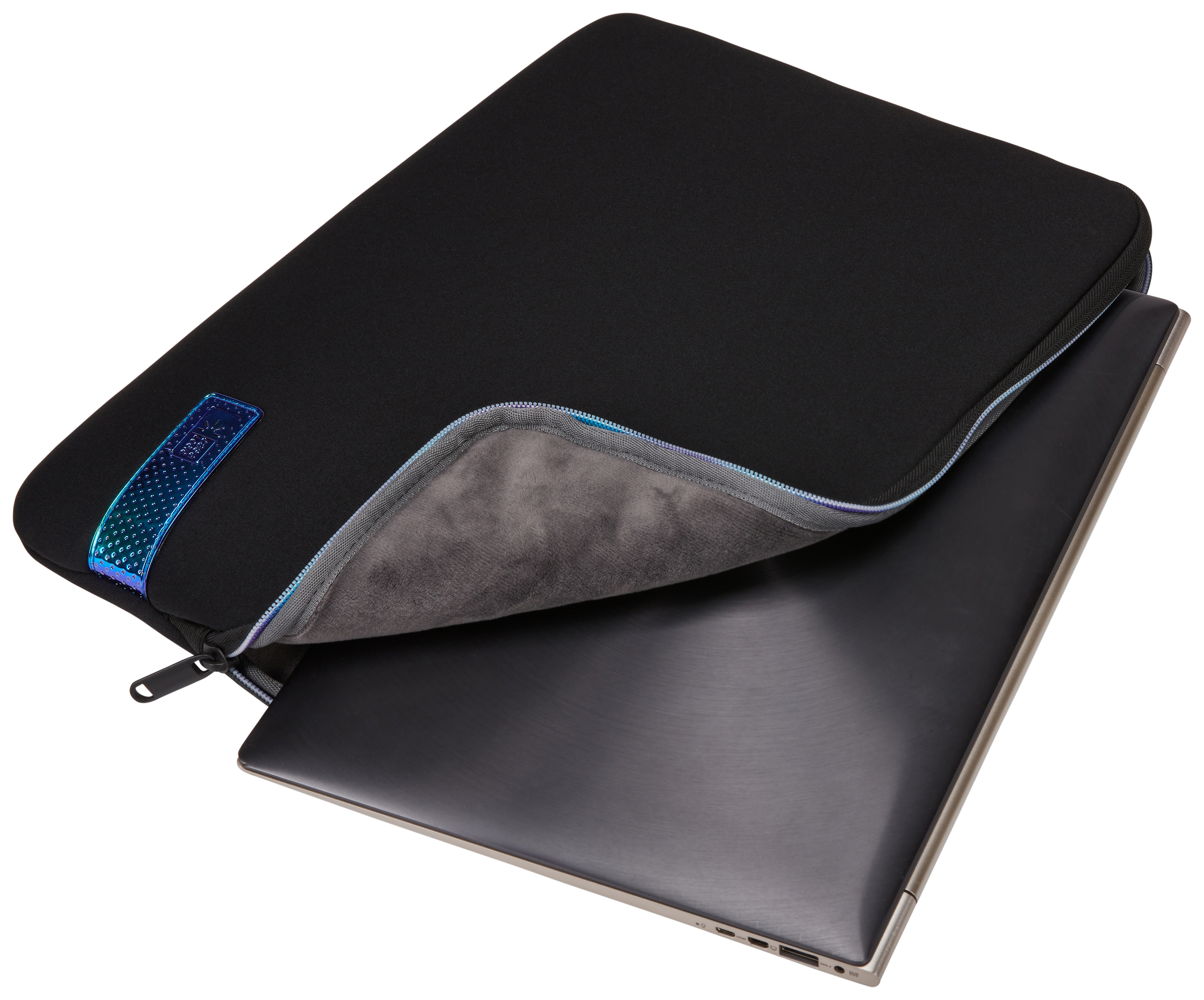 Zwarte laptoptas met een zilveren rits. Een laptop is gedeeltelijk zichtbaar binnenin.
