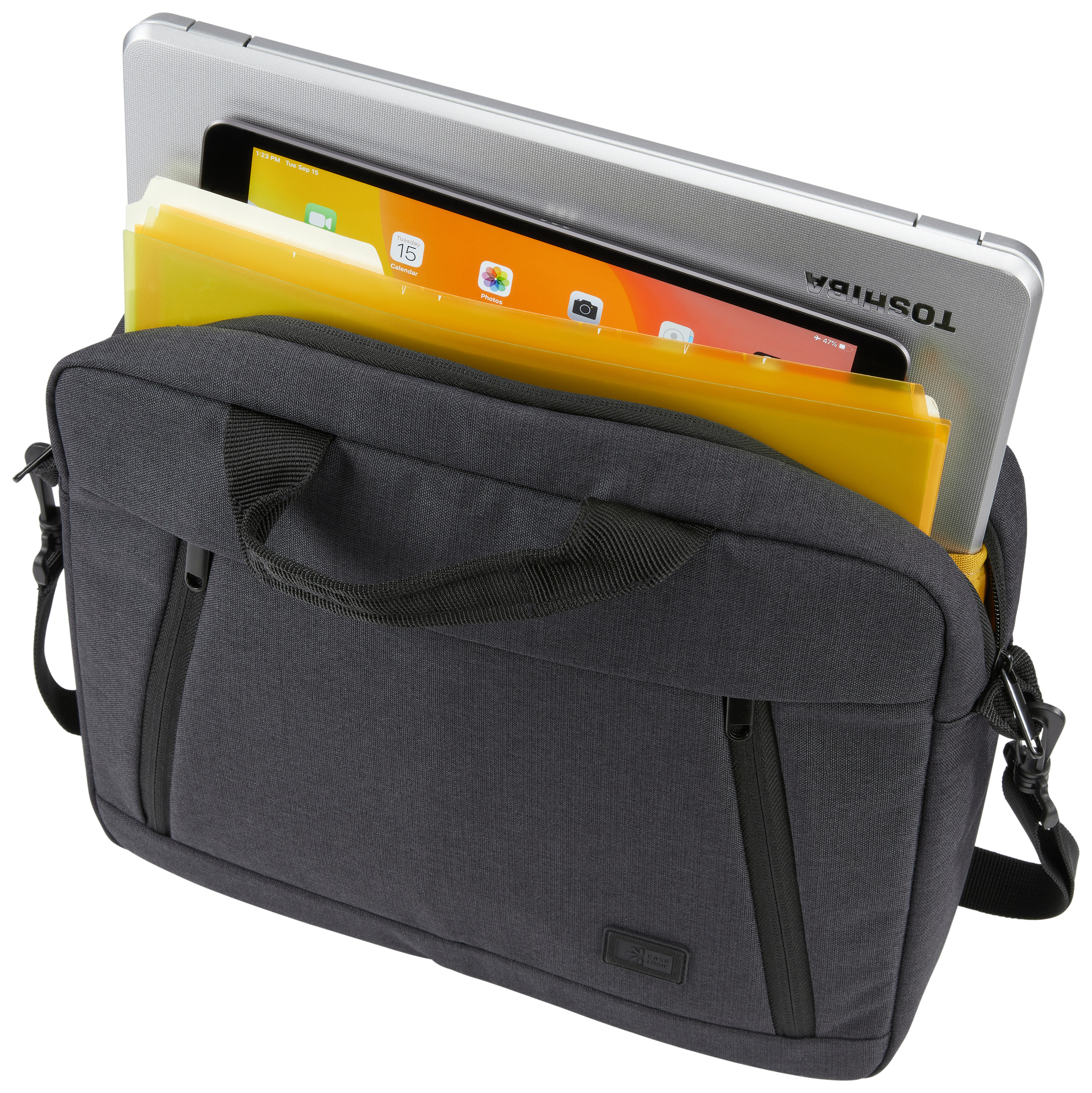 Een zwarte tas met een tablet en bestanden erin, en een gele ordner is zichtbaar.